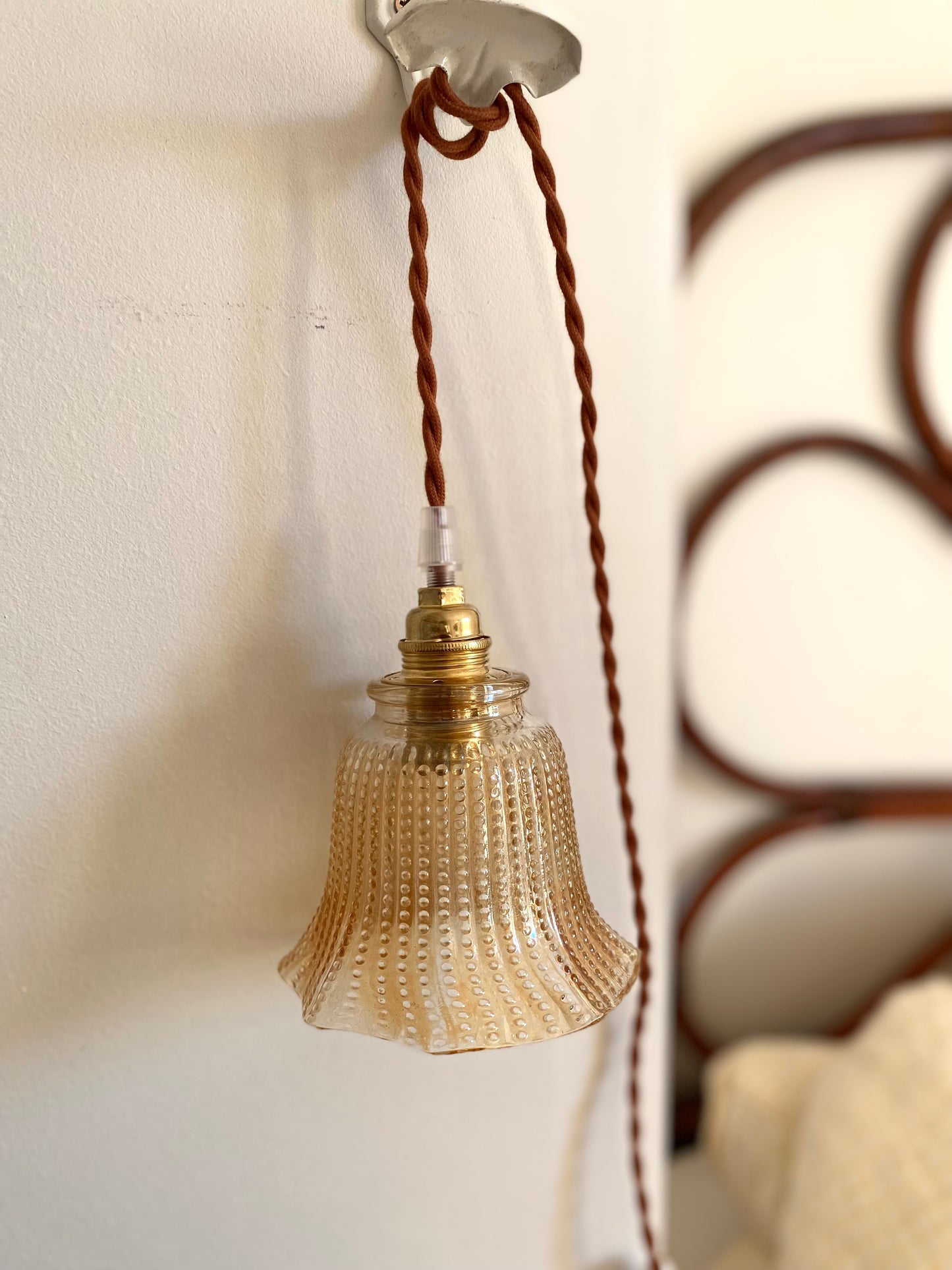 Baladeuse avec globe en verre irisé ancien