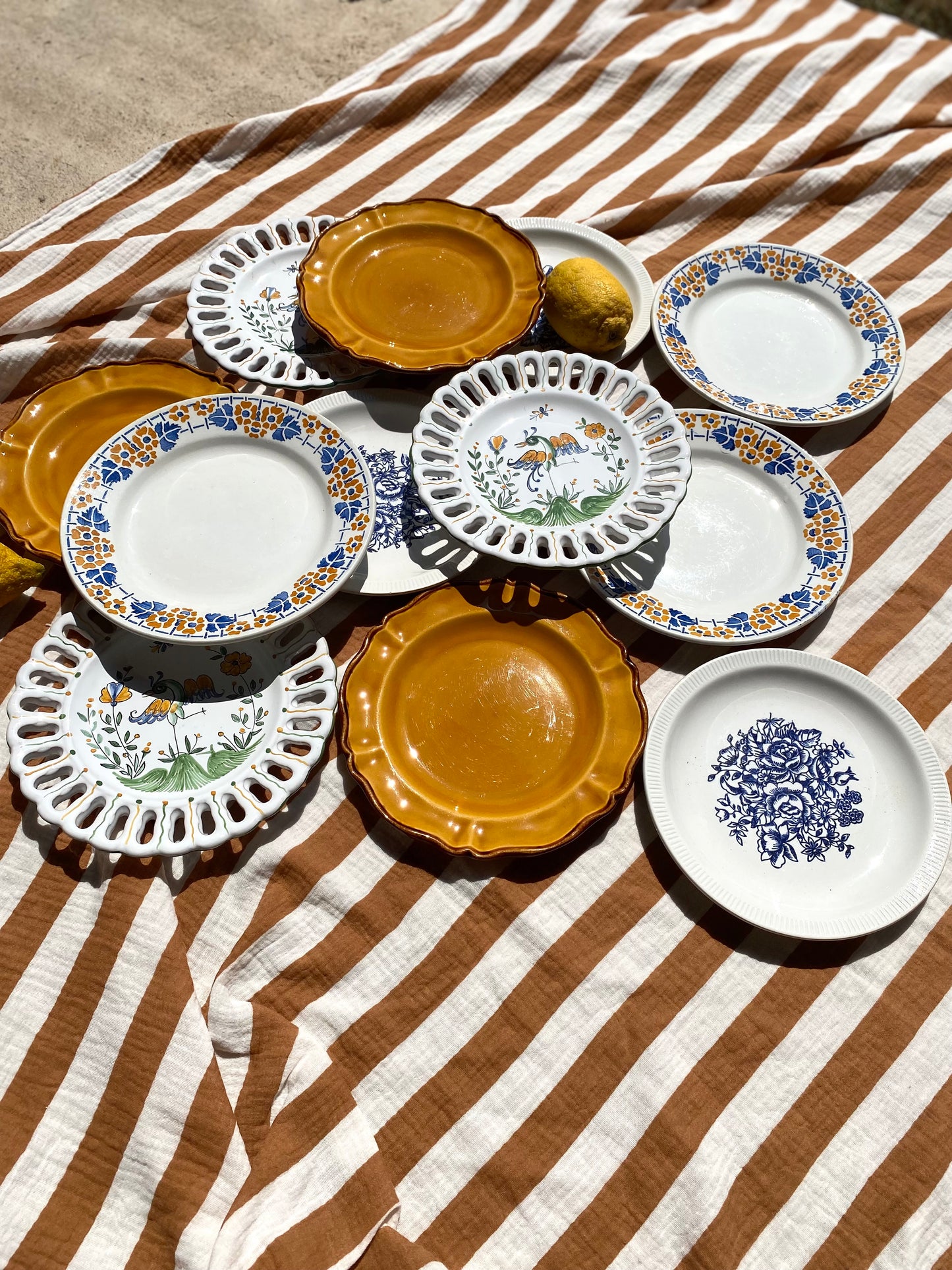 Ensemble de douze assiettes à dessert vintage dépareillées
