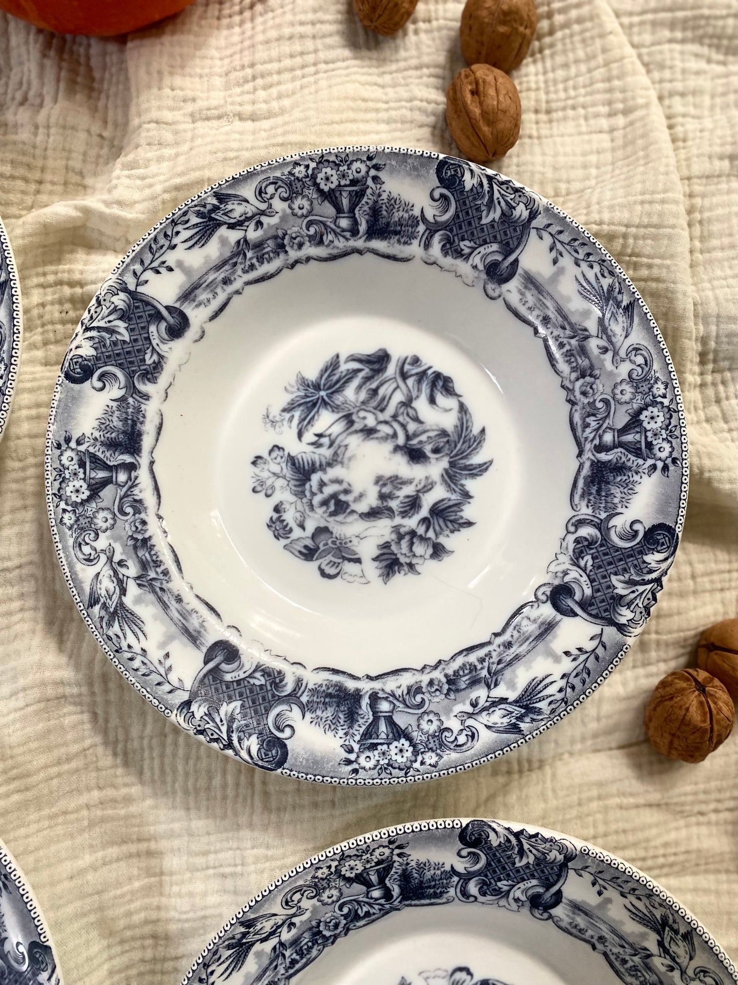 Assiettes creuses en opaline vintage