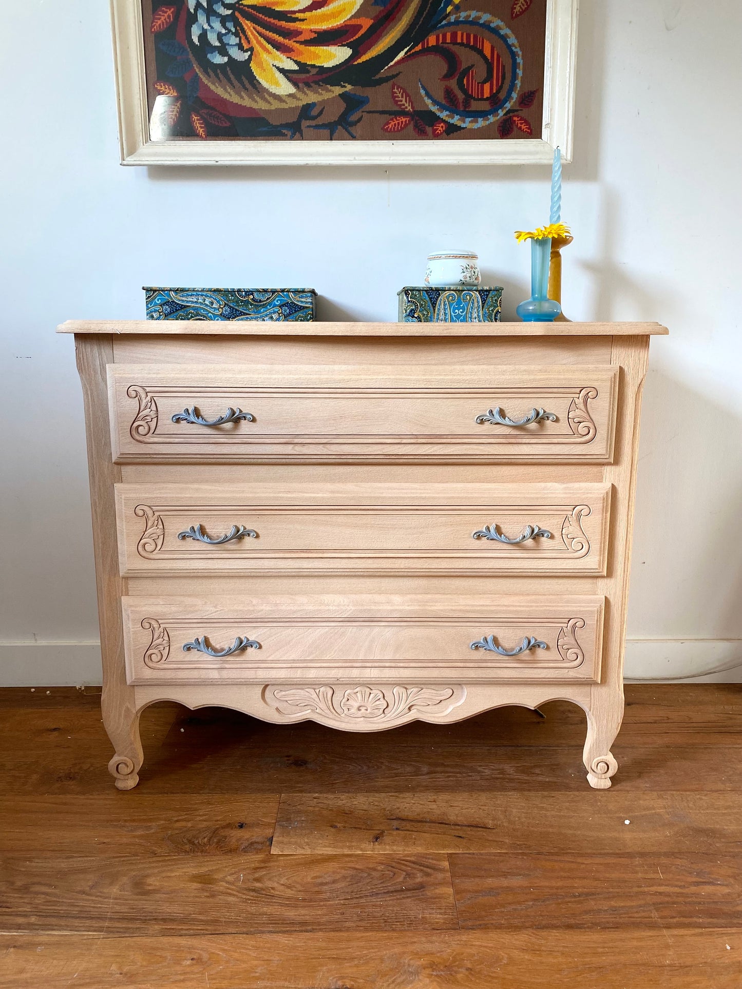 Commode de style à trois tiroirs en bois ancien rénové