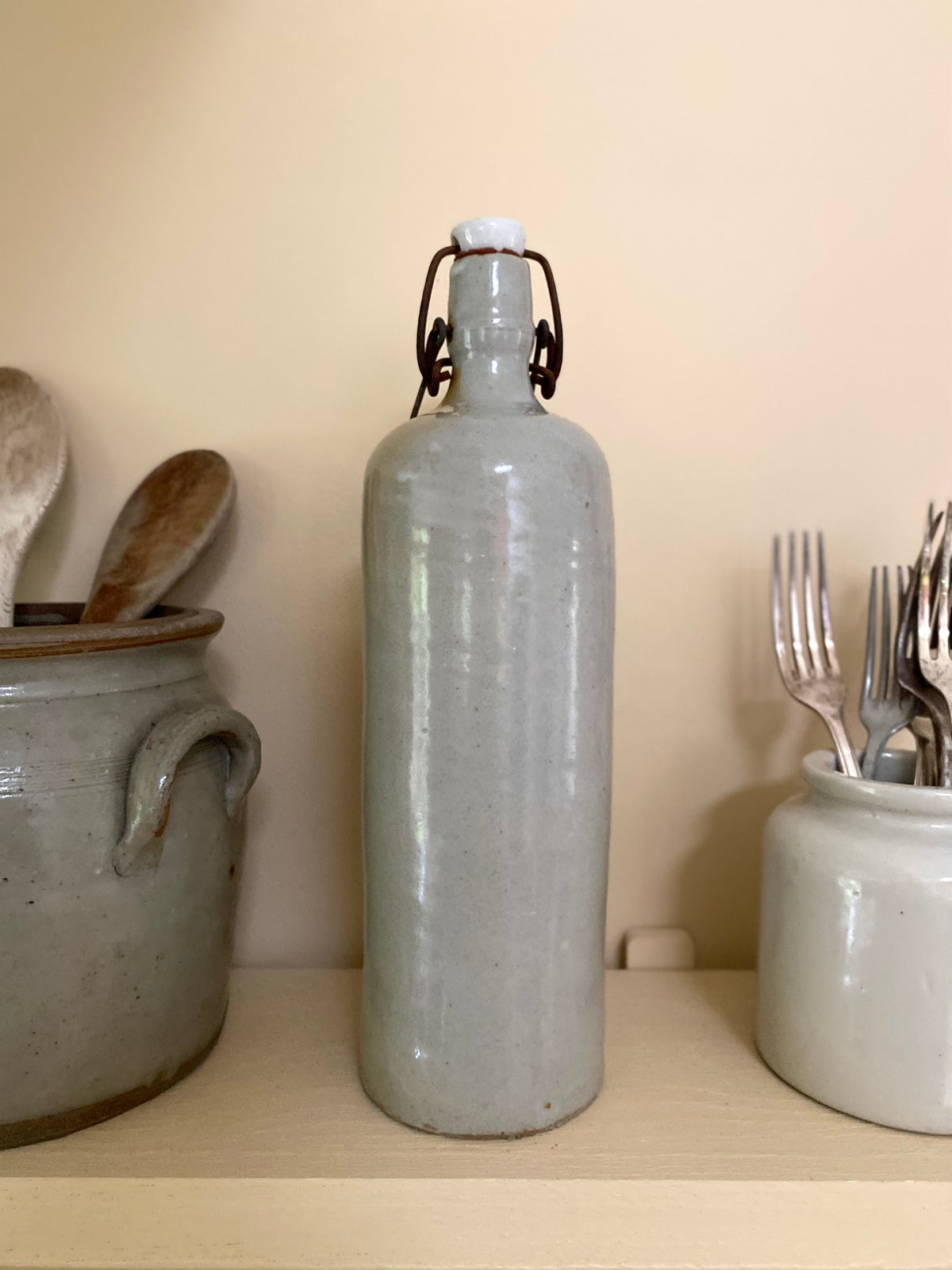 Duo de bouteilles en grès ancien