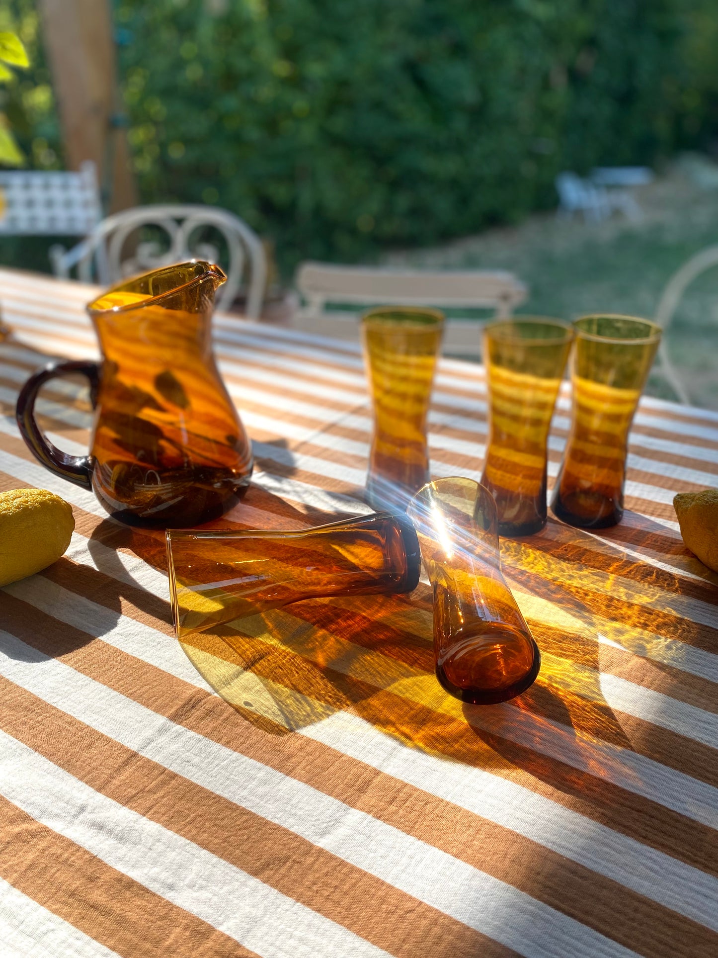 Service à orangeade vintage — pichet et 5 verres en verre soufflé ambré