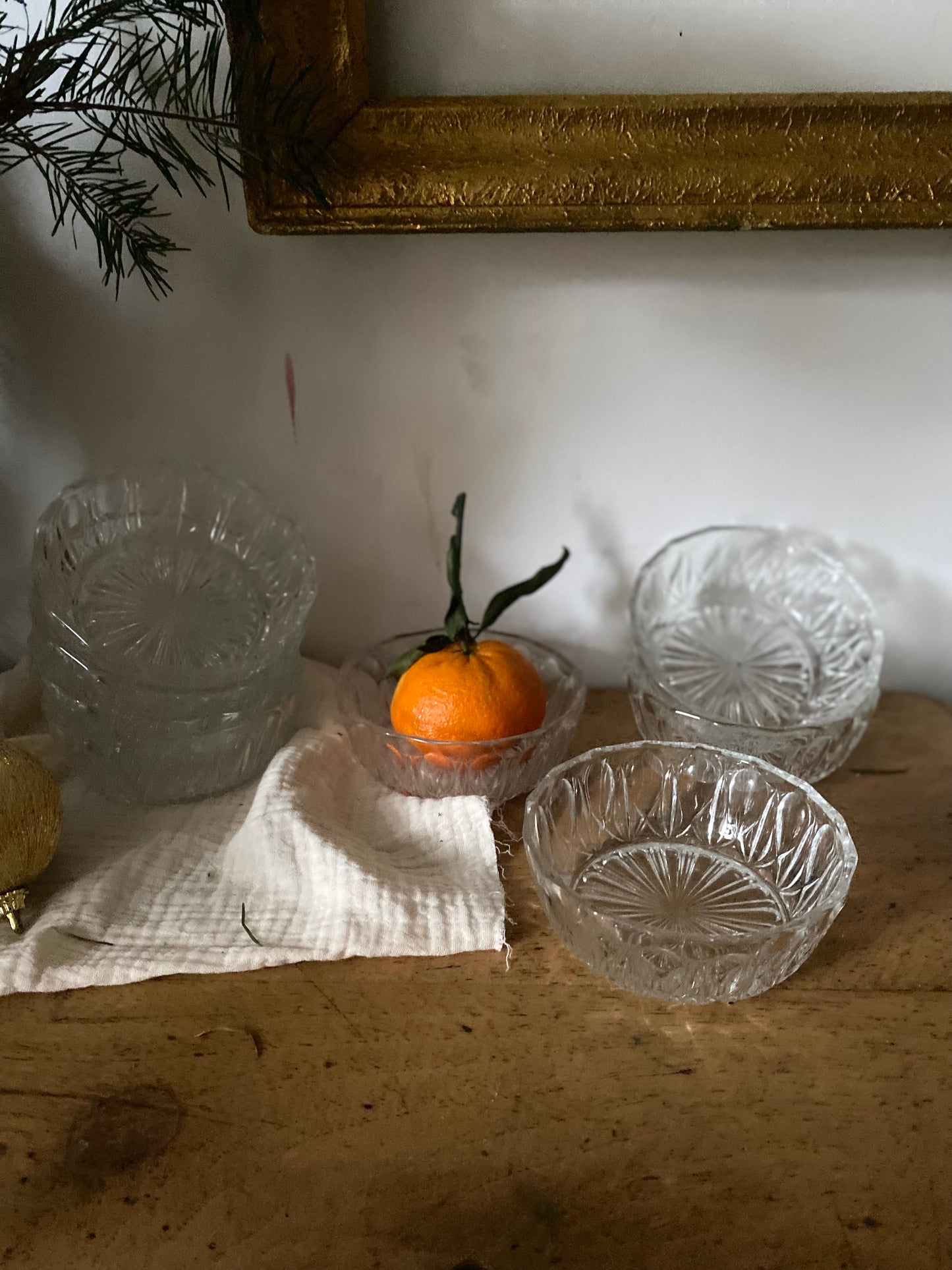 Saladier en verre ciselé et ses 8 ramequins