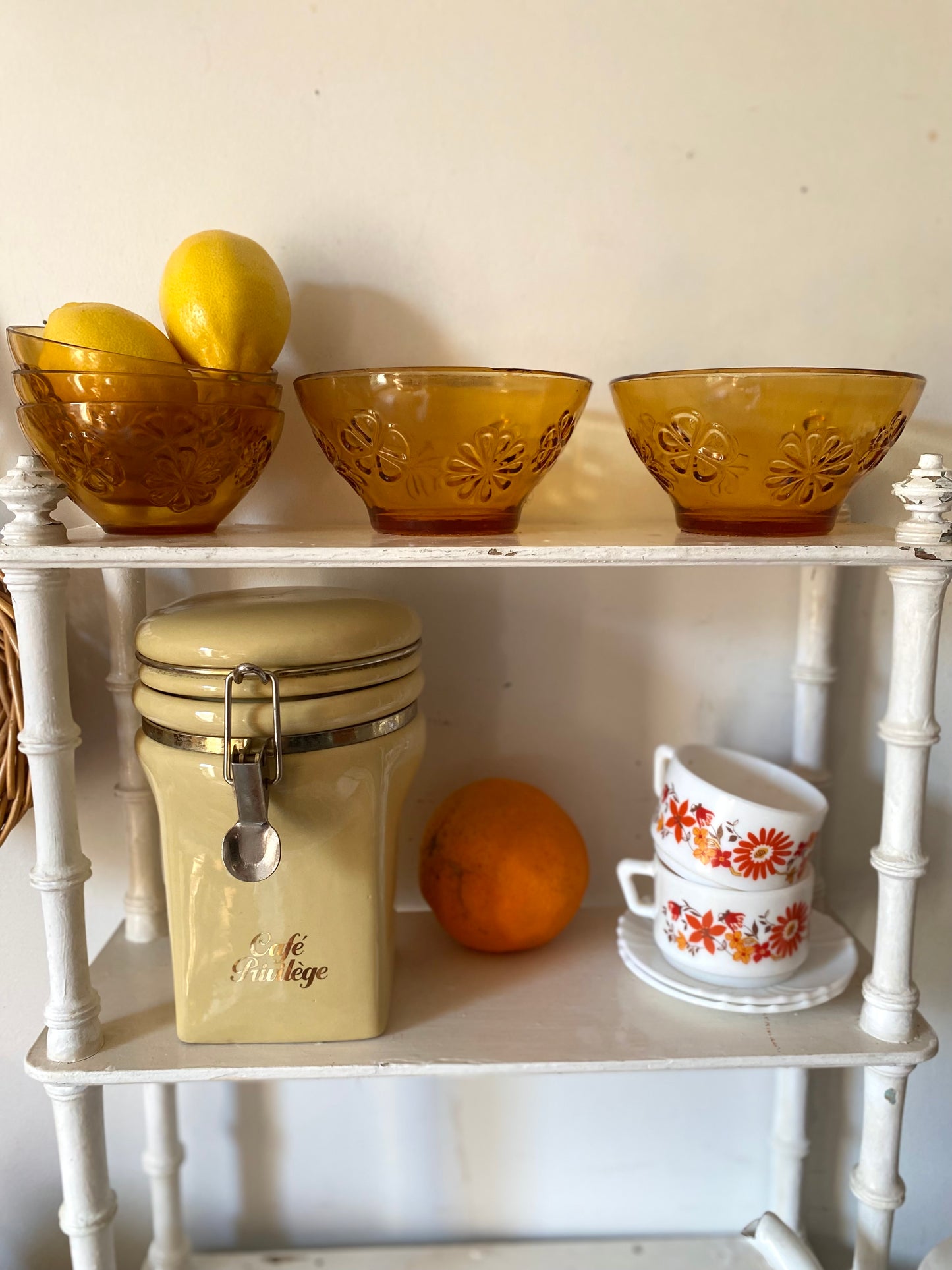 Duo de bols en verre pressé ambré, motif floral — années 1960-1970