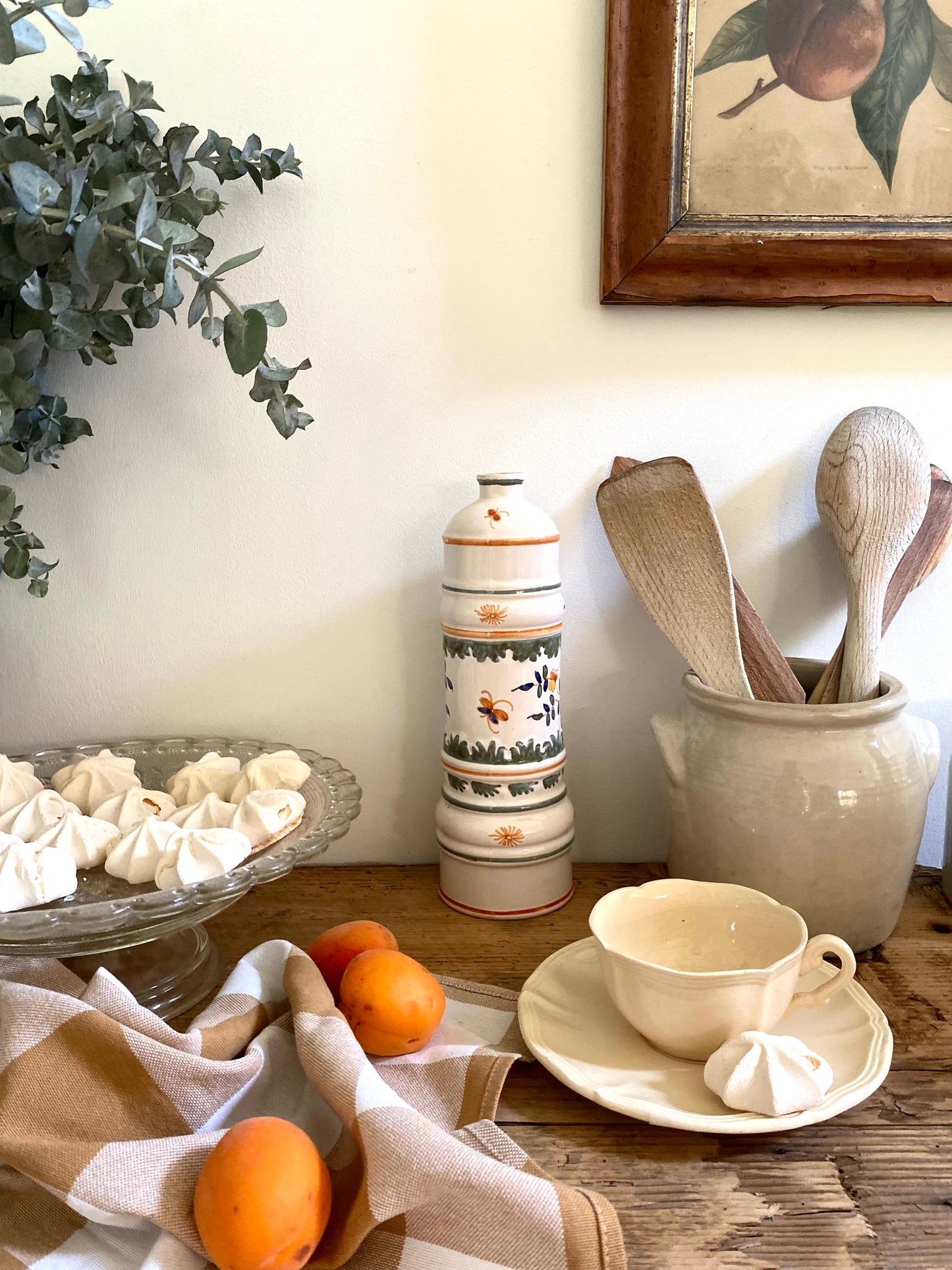 Bouteille décorative en céramique ancienne