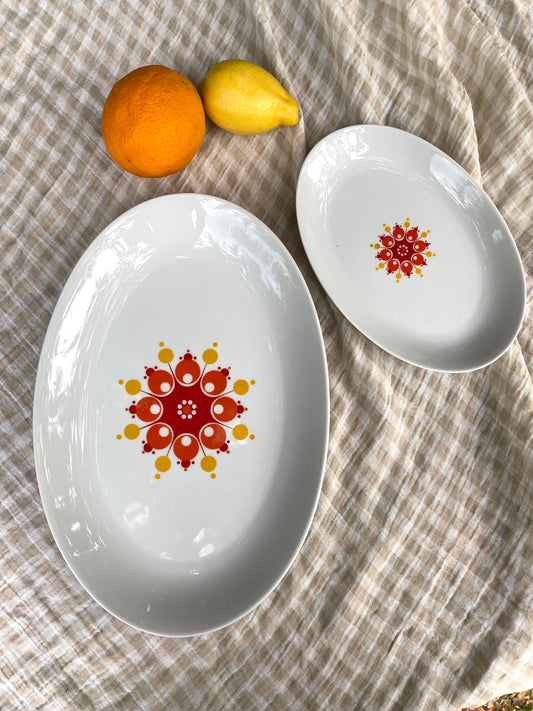 Duo de plats ovales en porcelaine à décor soleil pop — années 70