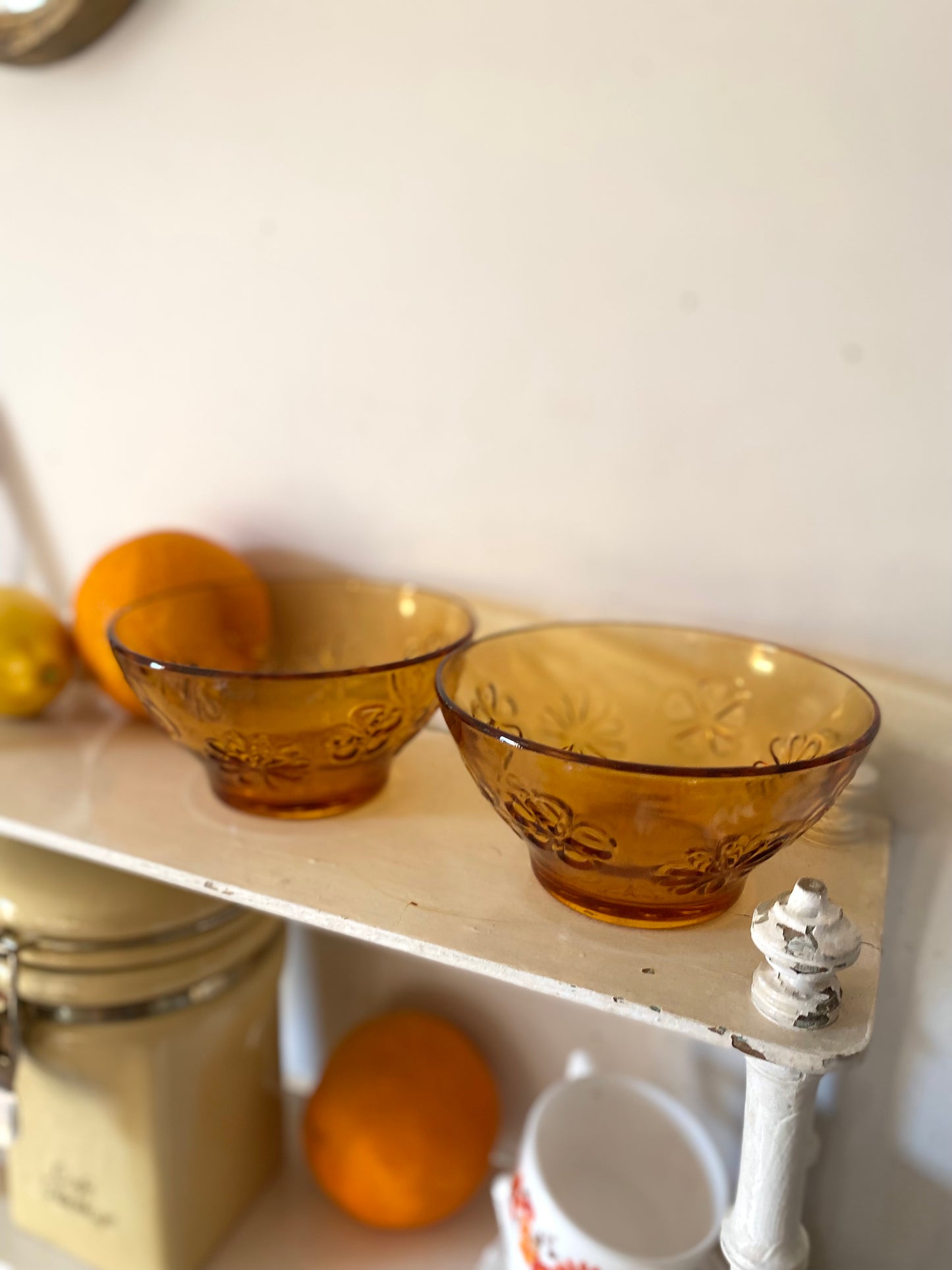Duo de bols en verre pressé ambré, motif floral — années 1960-1970