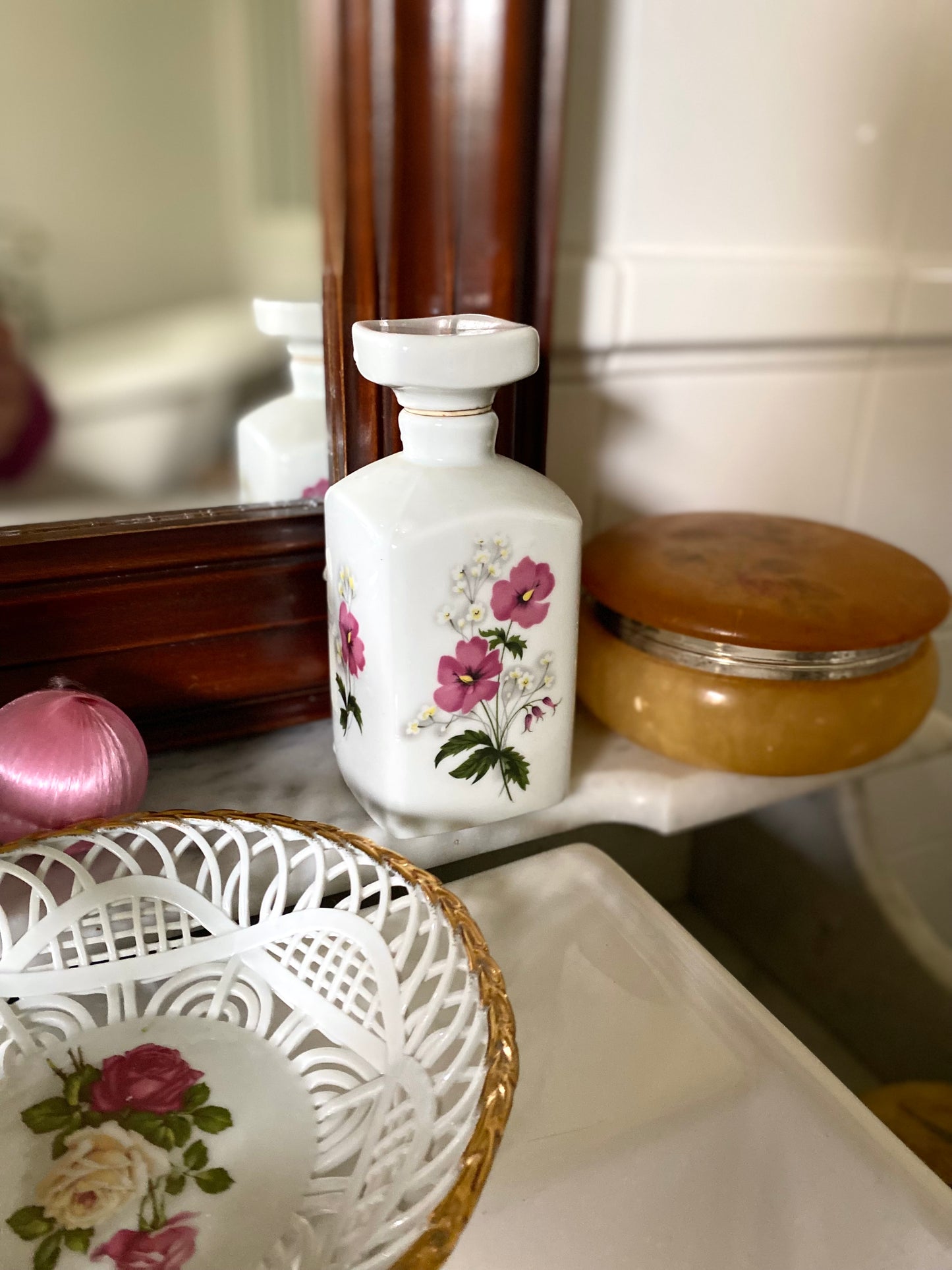 Alice / Flacon en porcelaine ancienne