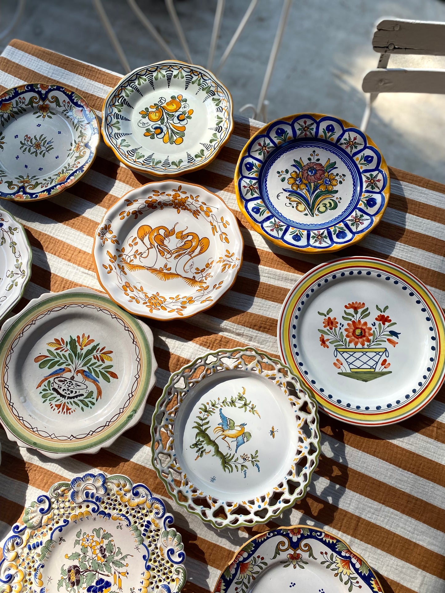 Service dépareillé de 11 assiettes en faïence peinte à la main