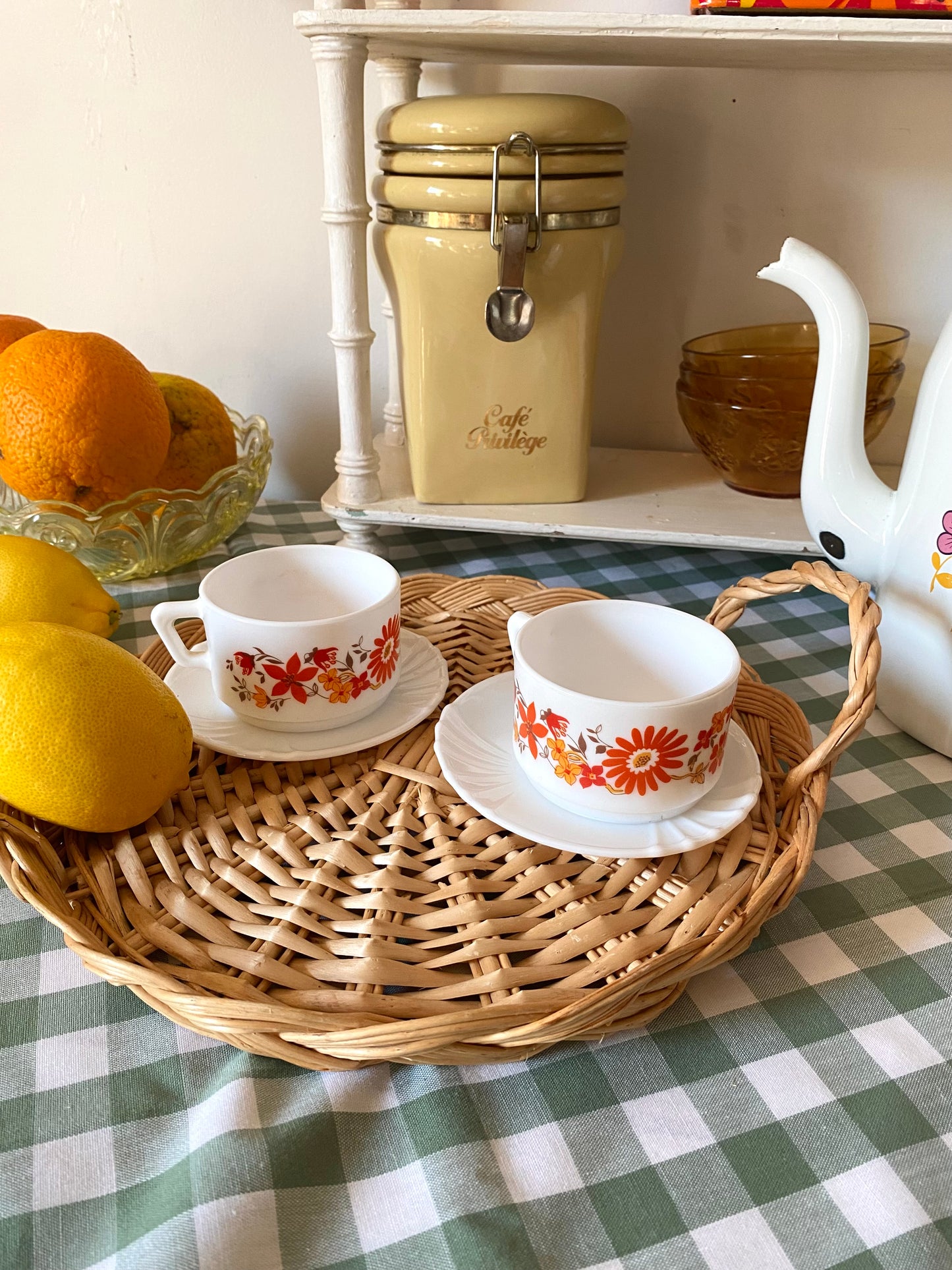 Duo de tasses Arcopal vintage + boîte en métal à motifs rétro