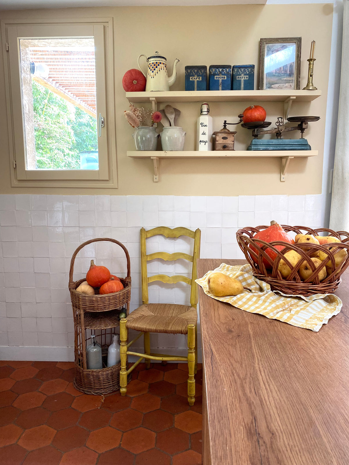 Panier en osier à trois niveaux avec anse haute, vintage