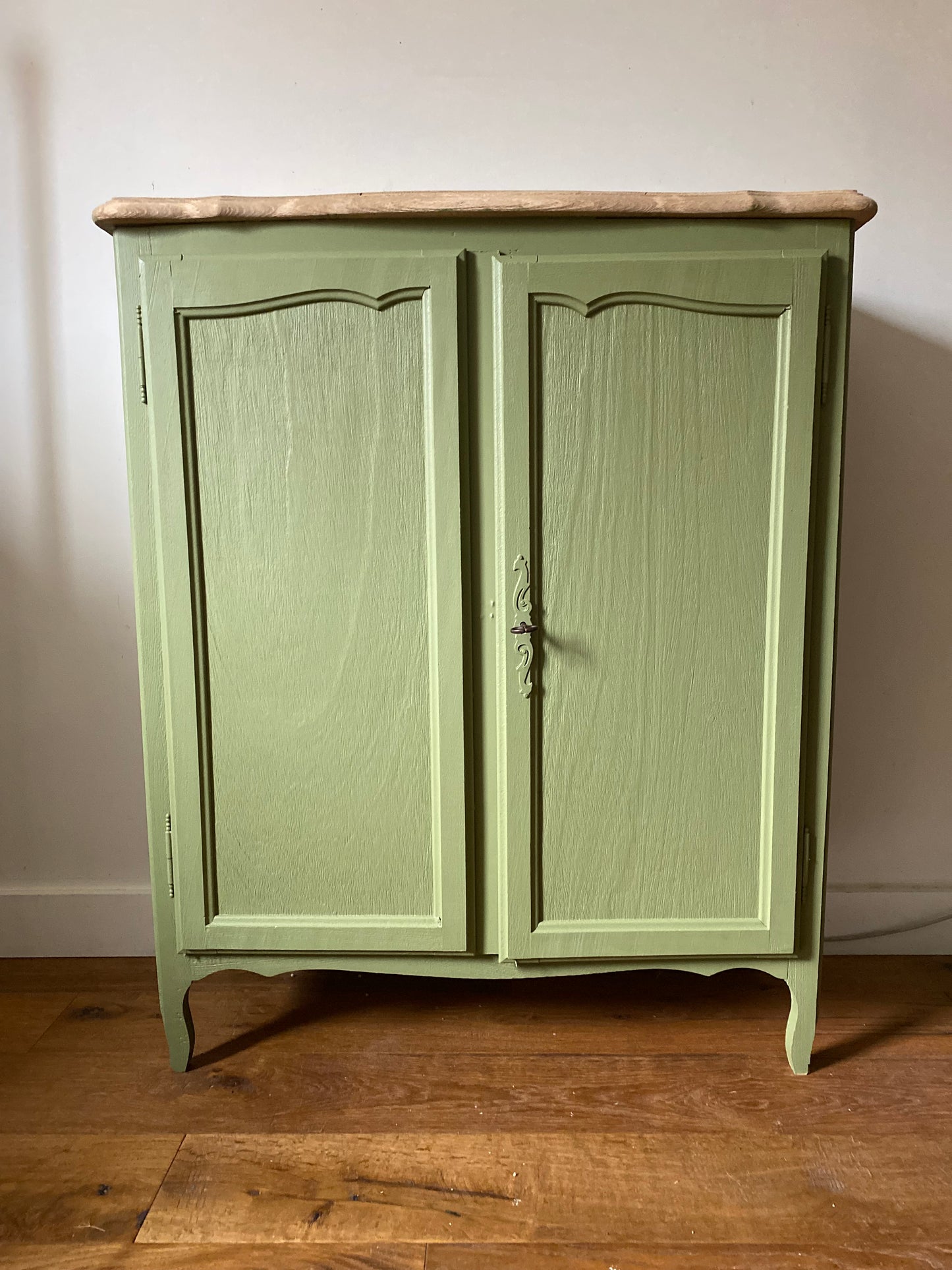 Buffet parisien ancien à chaussures