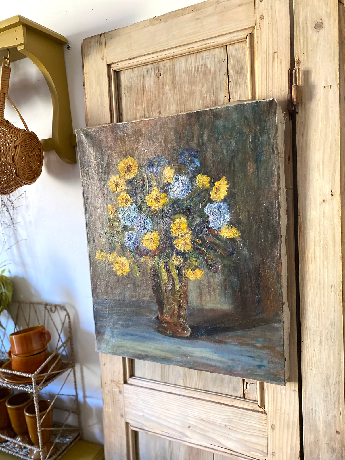 Huile sur toile, bouquet de fleurs jaunes et bleues, milieu XXe