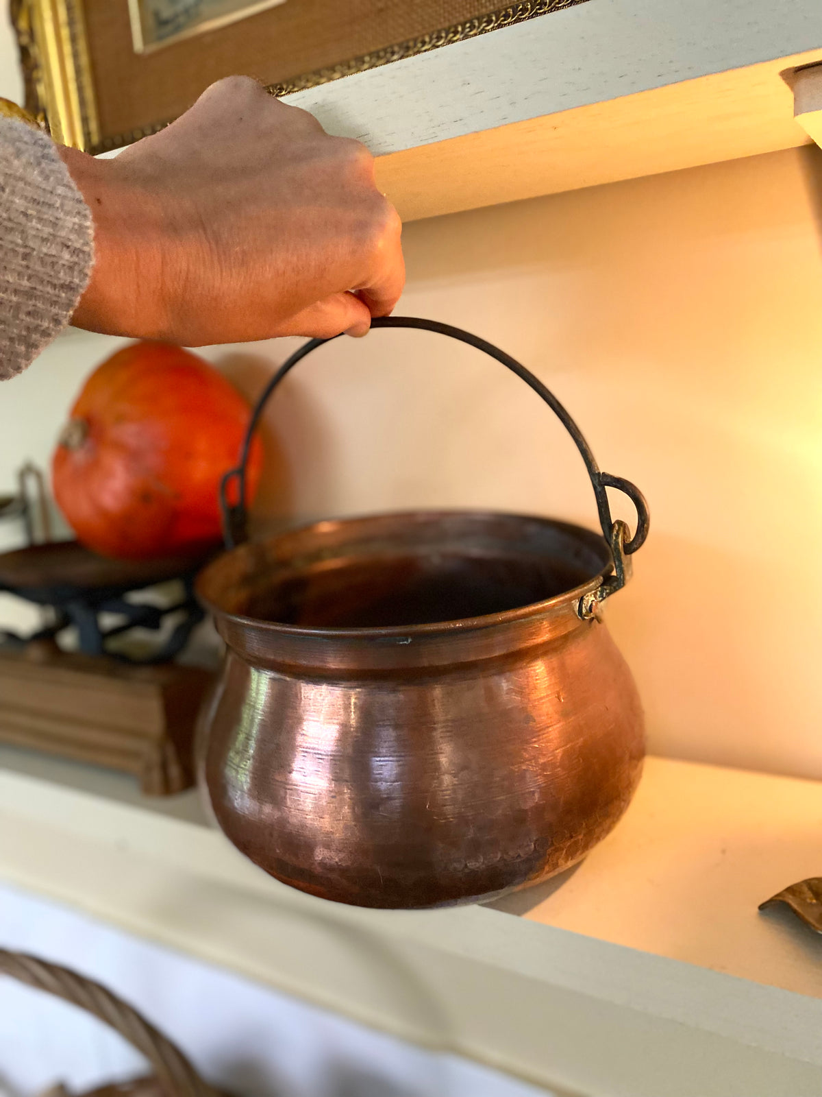 Chaudron en cuivre martelé, milieu du XXe siècle.