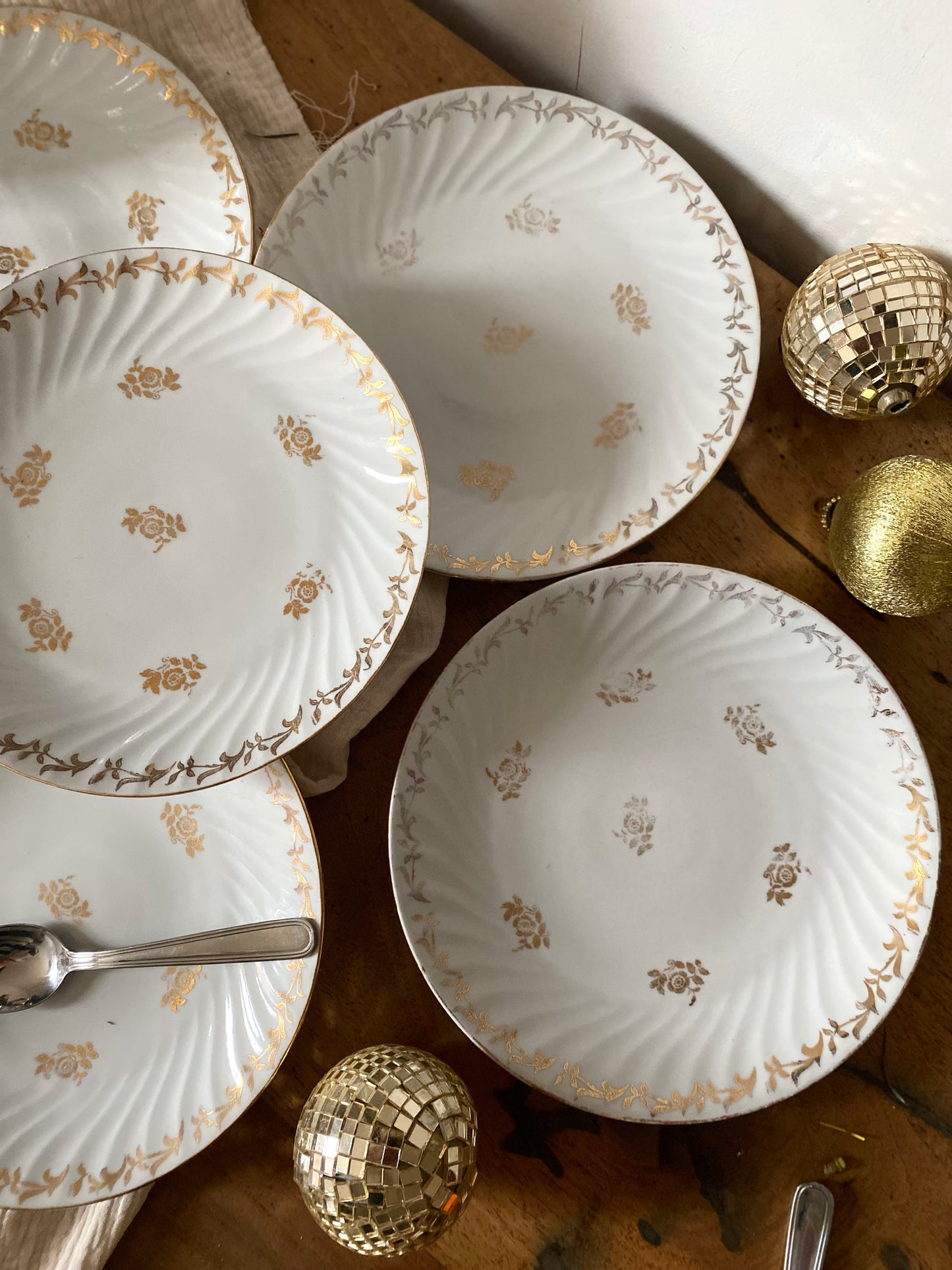 Assiettes à dessert en faïence ancienne