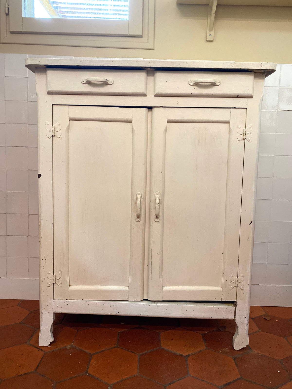 Petit buffet bas crème deux portes et deux tiroirs, début XXe