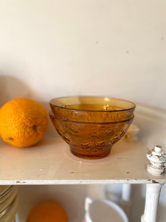 Duo de bols en verre pressé ambré, motif floral — années 1960-1970