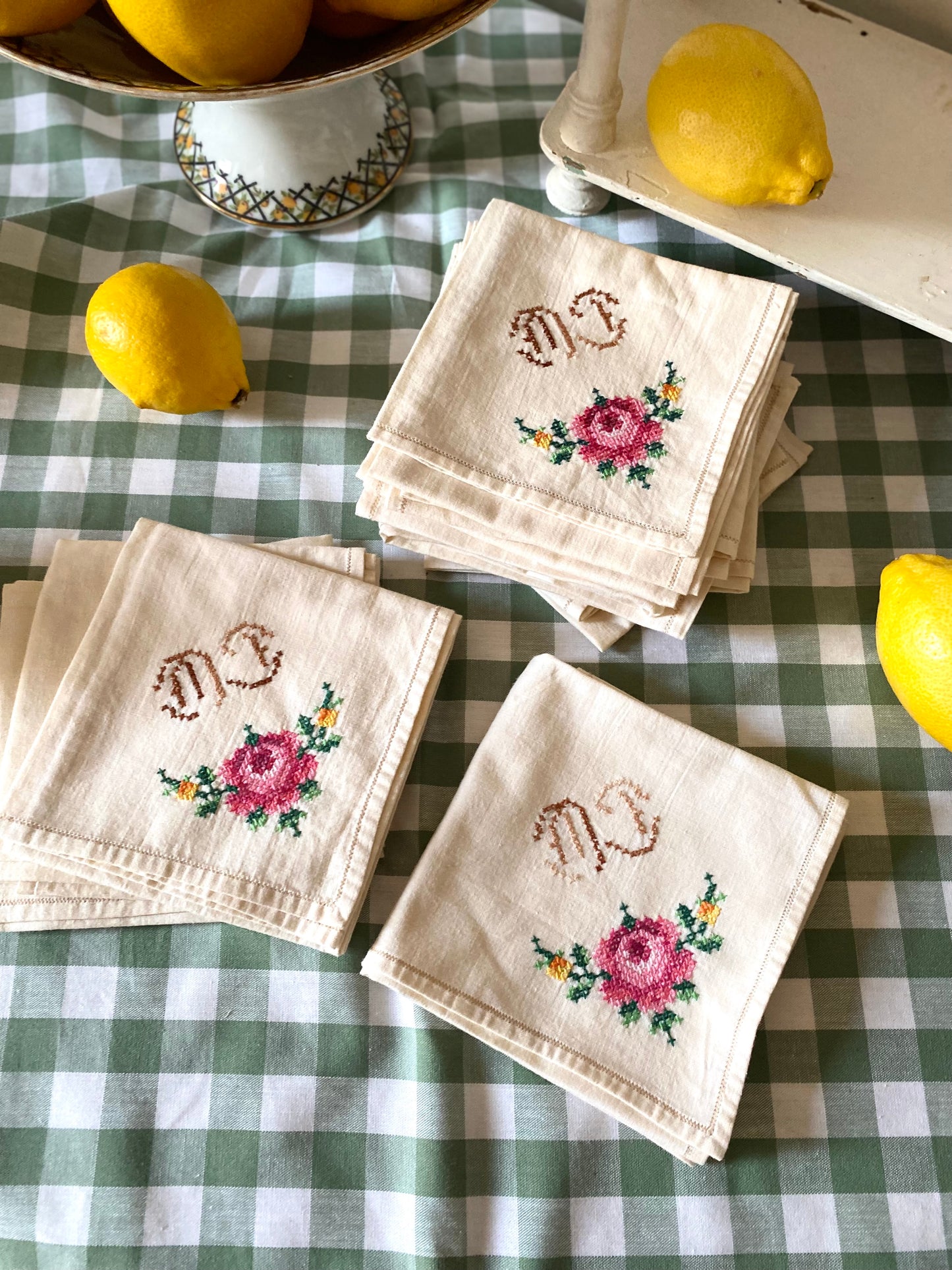 Douze serviettes anciennes brodées, monogramme fleuri