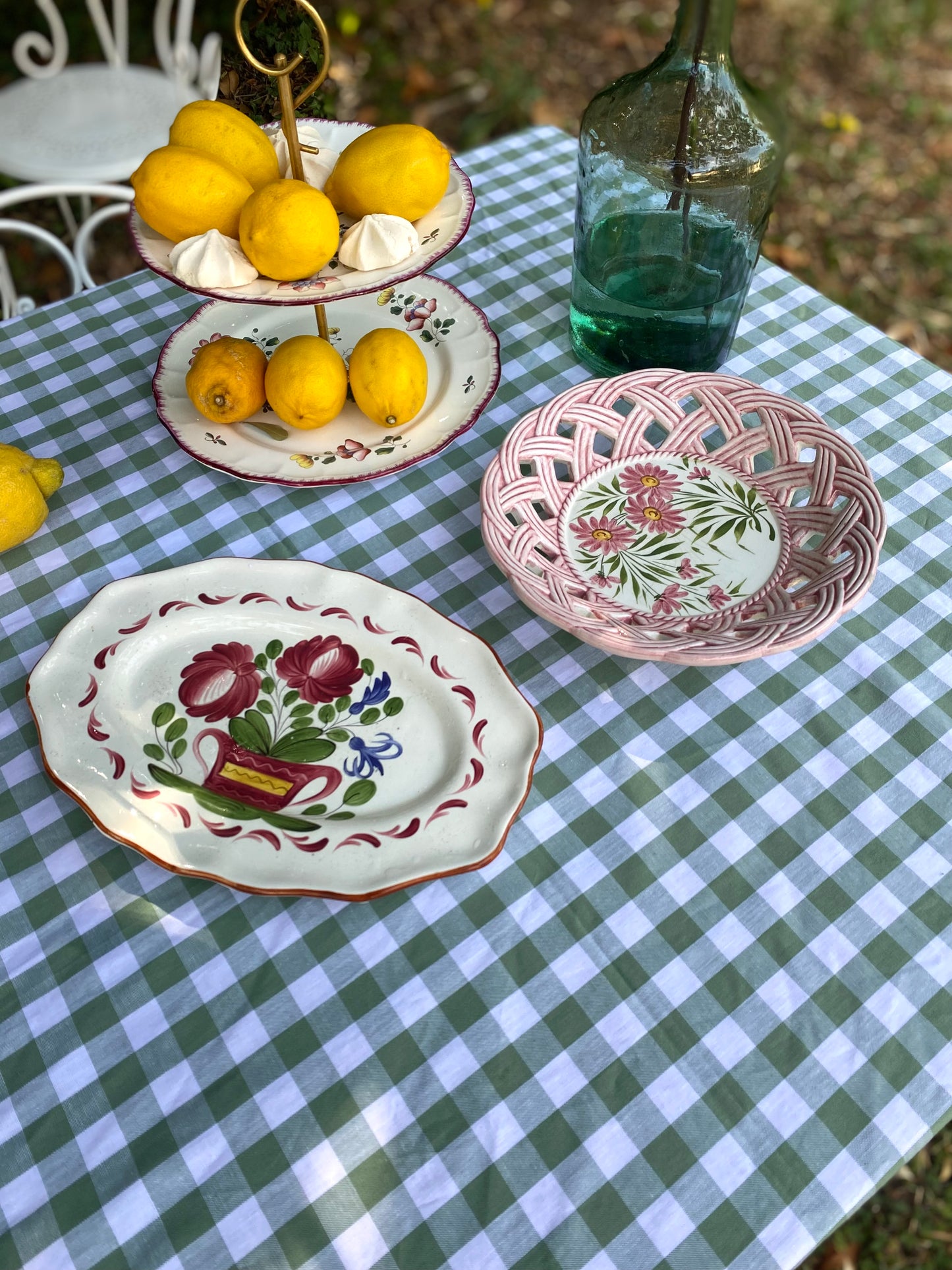 Duo de plats en faïence peinte à la main, motifs floraux
