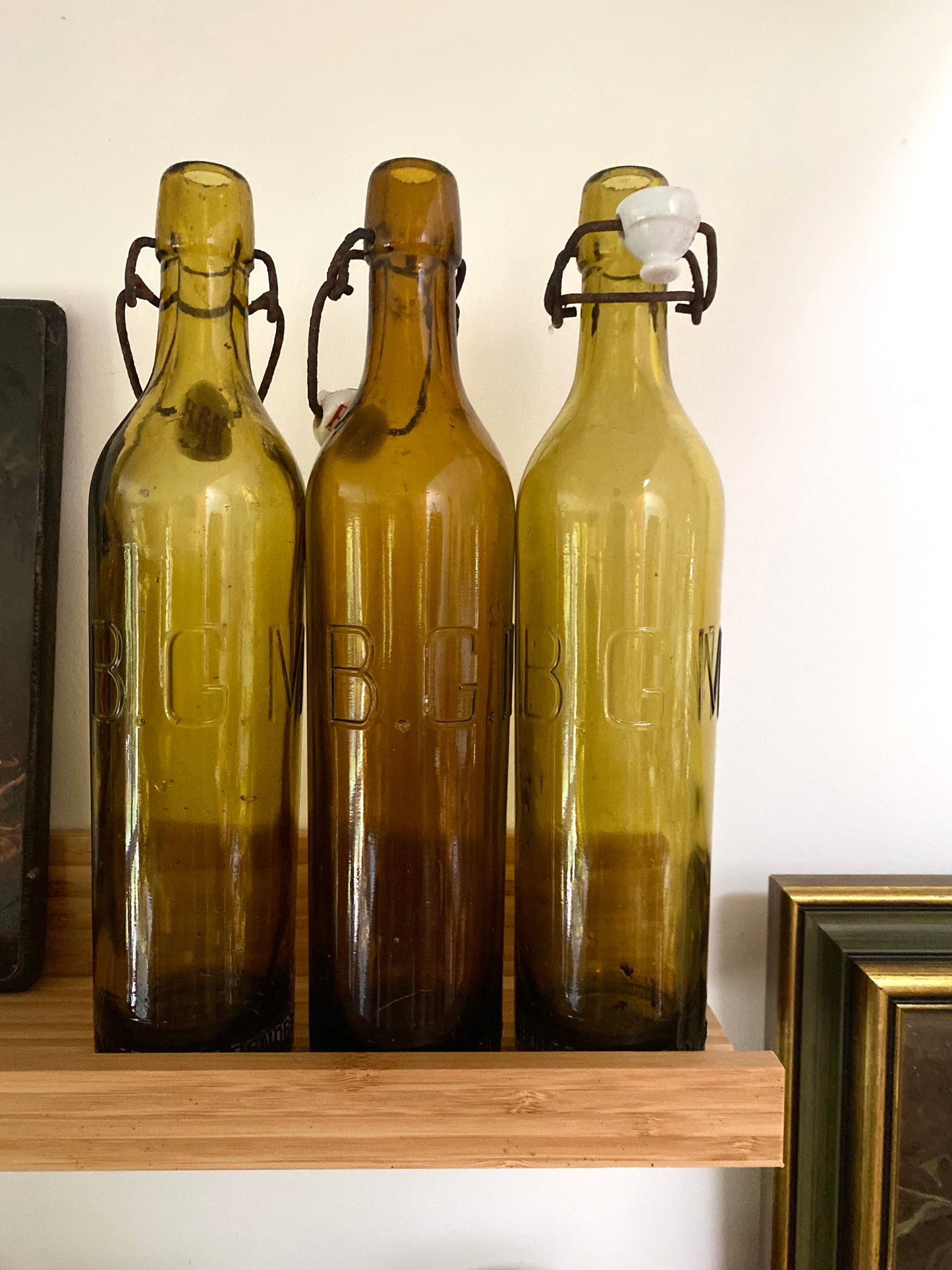 Bouteilles anciennes en verre teinté