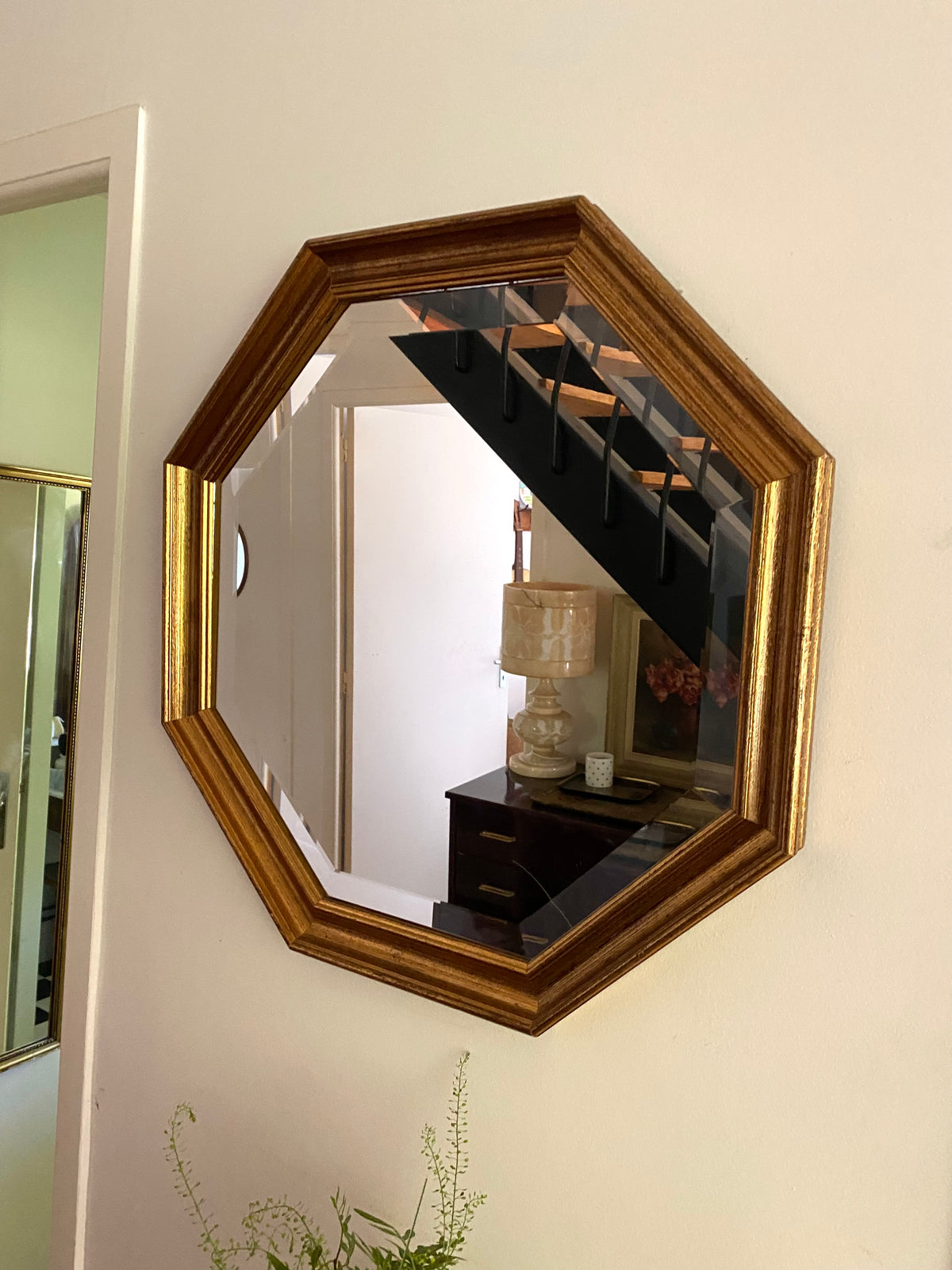 Miroir octogonal en bois doré, verre biseauté, années 70
