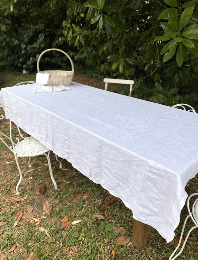 Service de table ancien en damassé blanc monogrammé début XXe siècle. Nappe 200x145 cm et 8 serviettes assorties