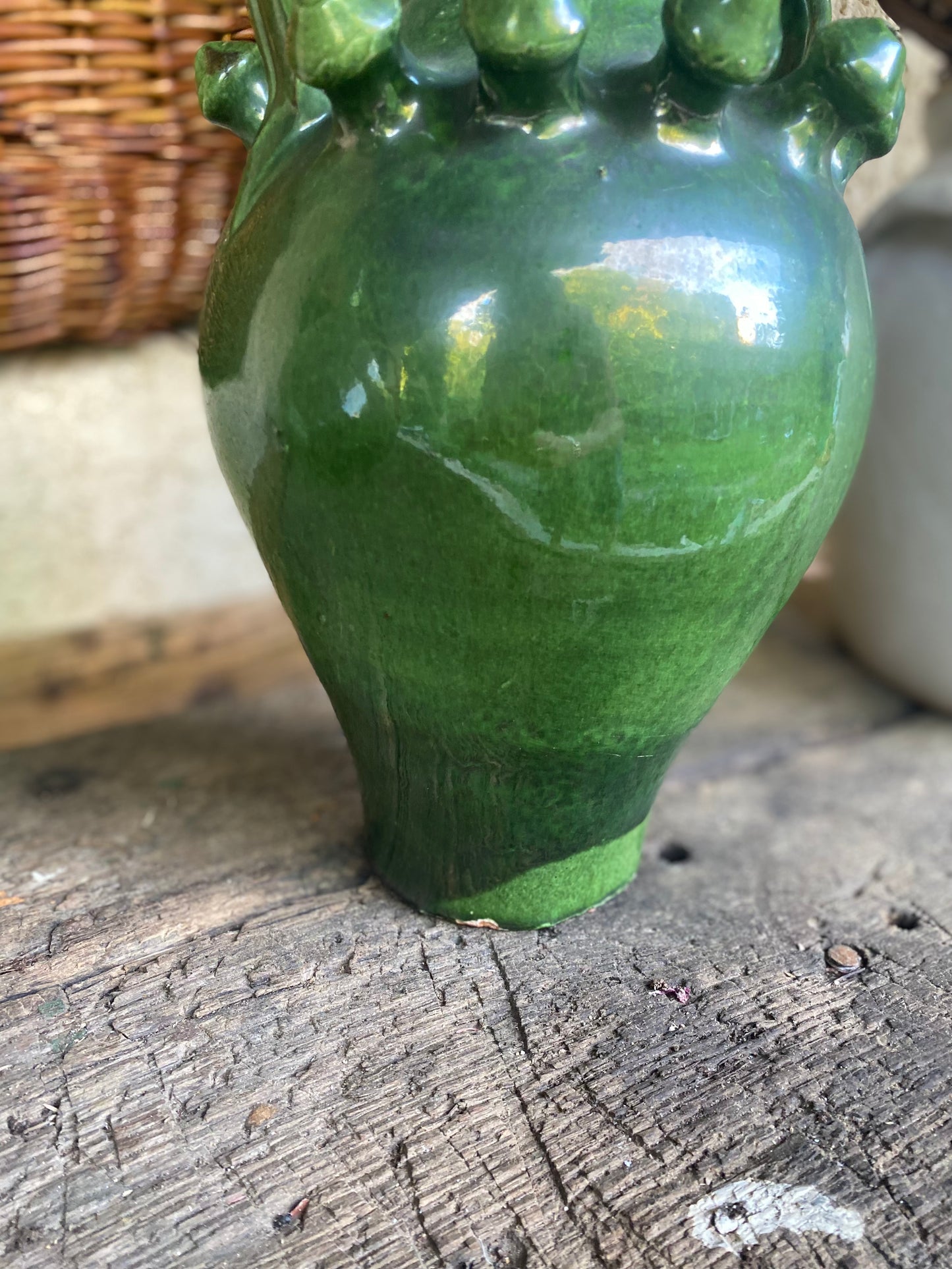 Cruche à picots en terre cuite émaillée verte