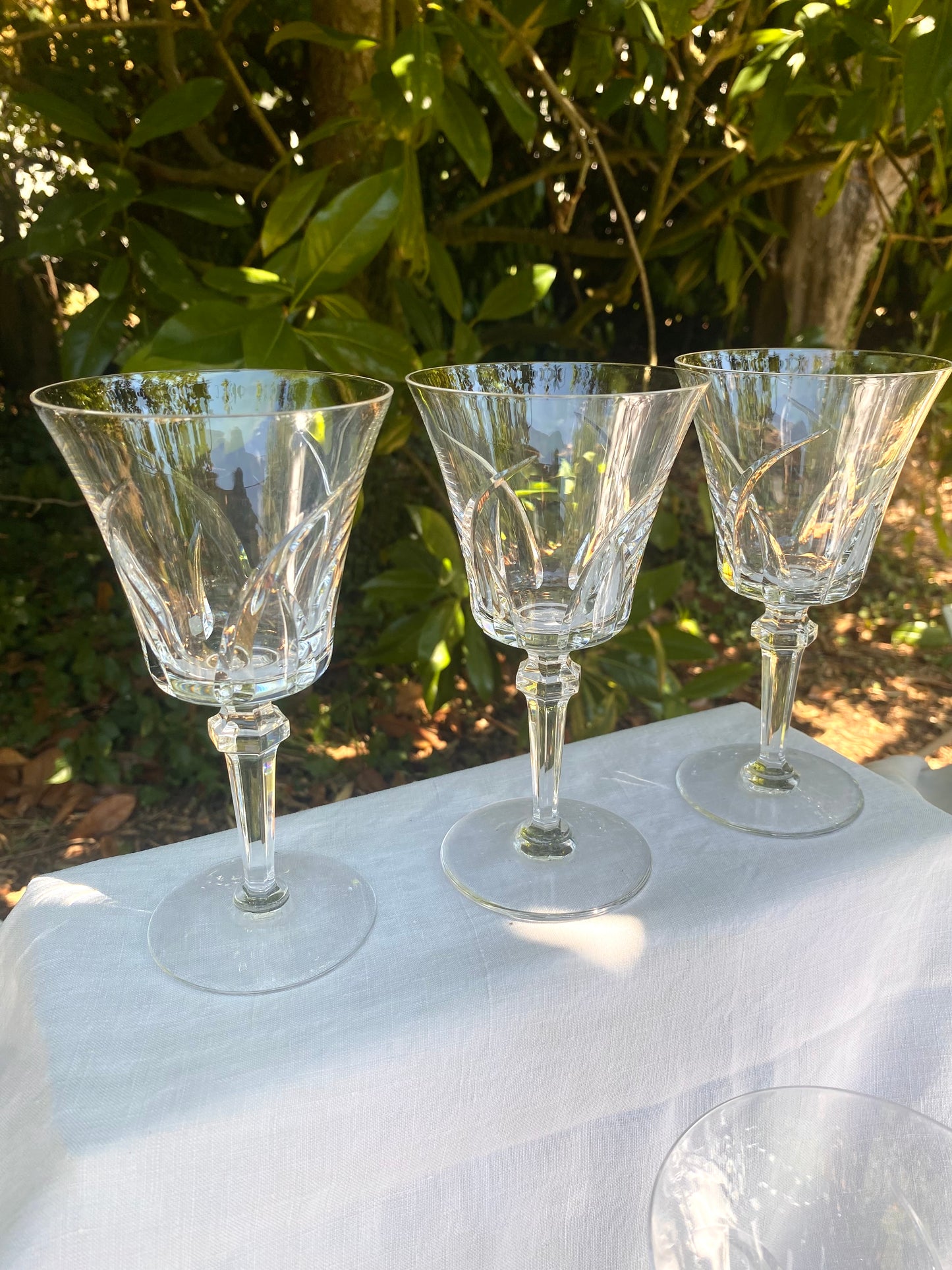 Service de 8 grands verres à vin en cristal taillé