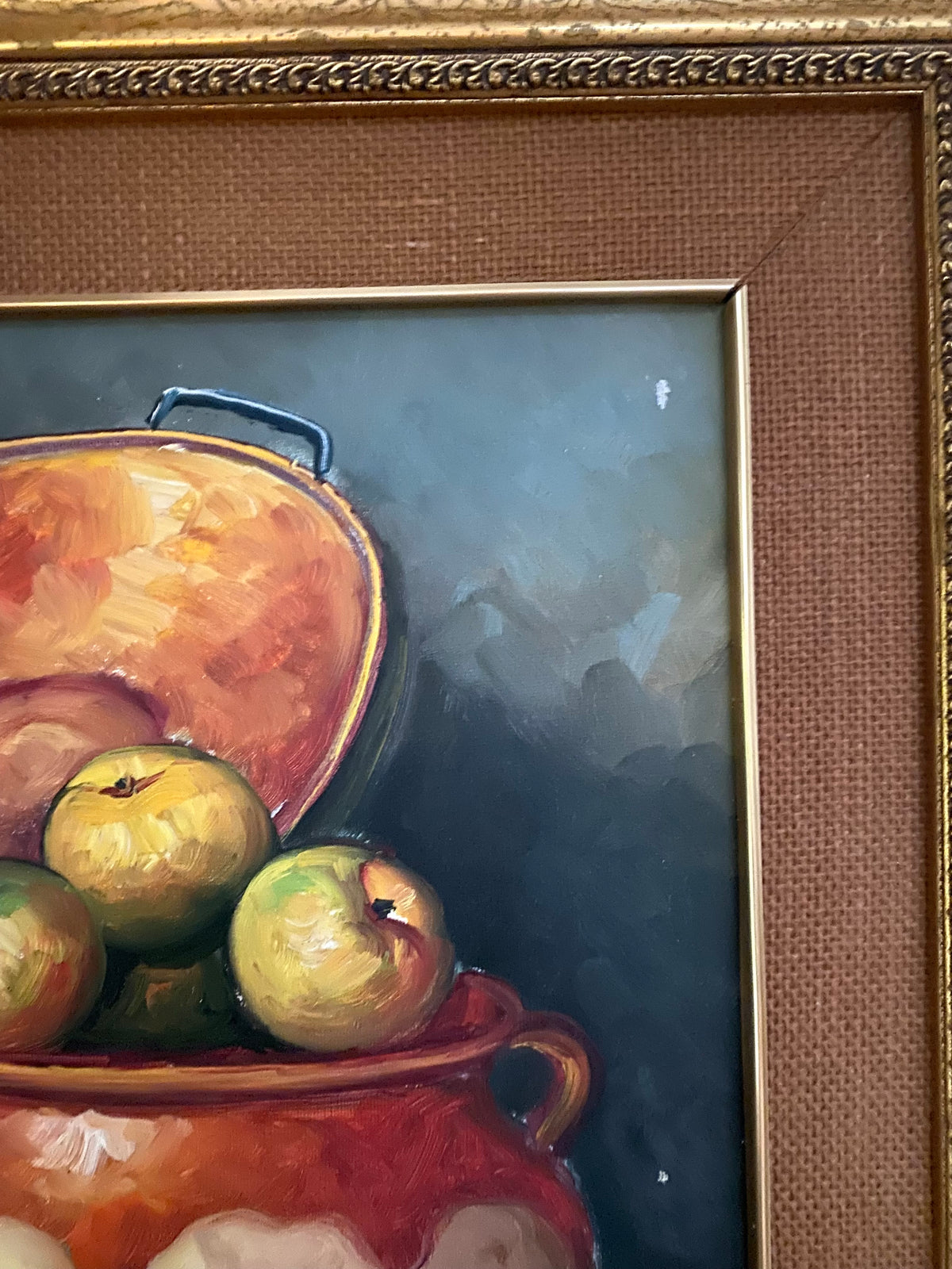 Nature morte aux pommes et chaudron de cuivre, huile sur toile milieu du XXe siècle.