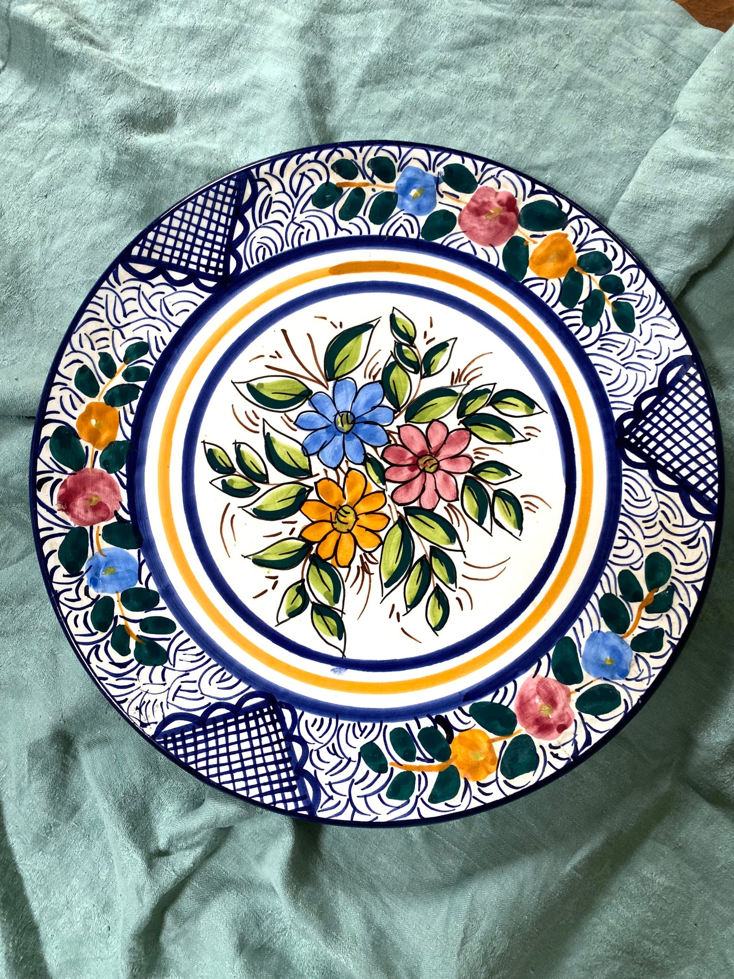 Plat de présentation en céramique ancienne