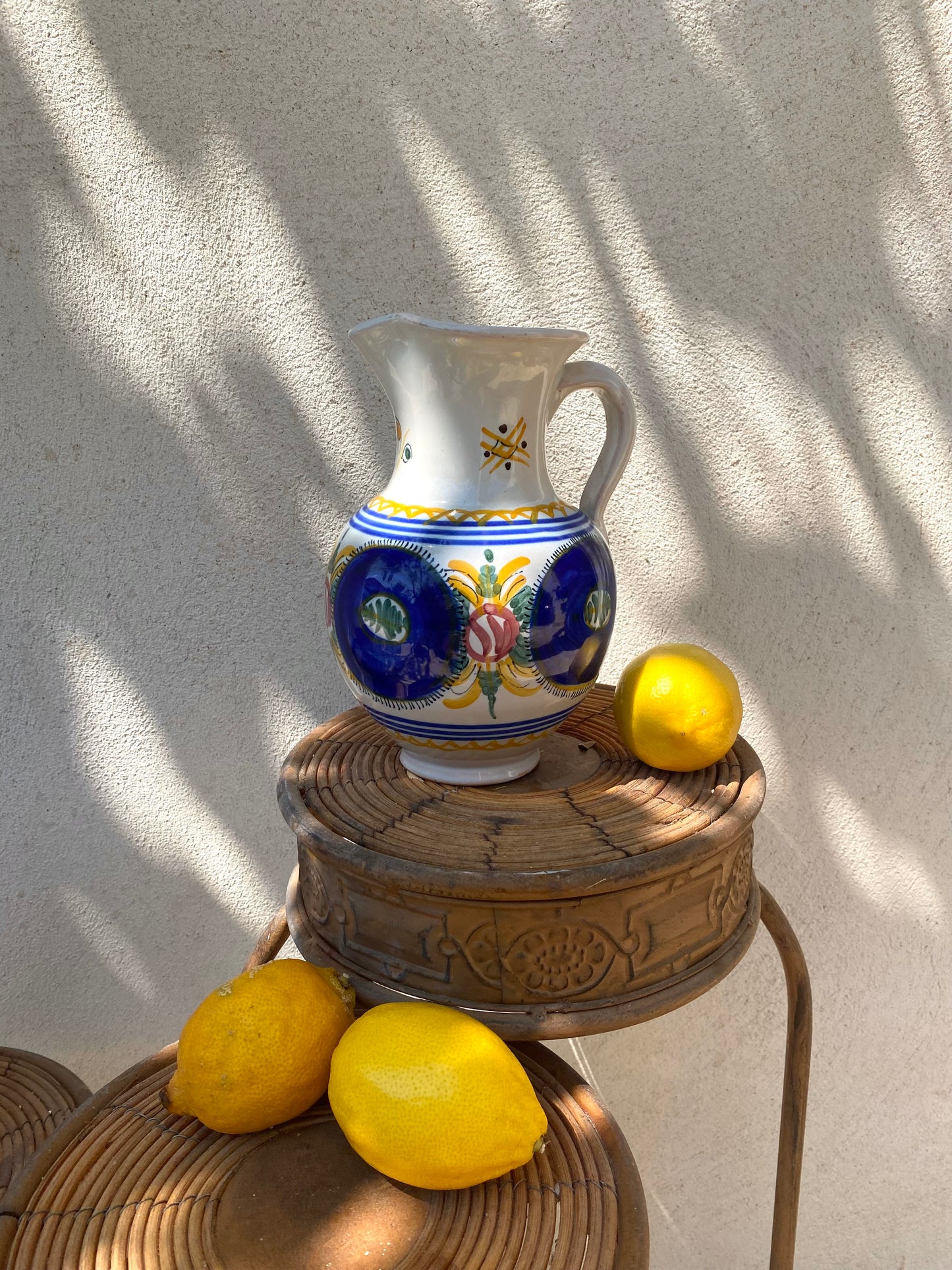 Pichet en faïence peinte, décor méditerranéen