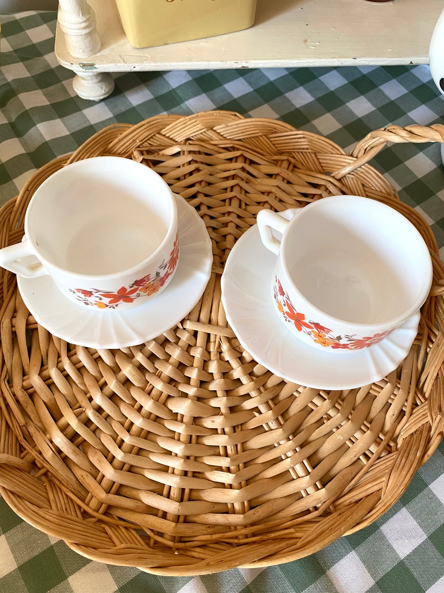 Duo de tasses Arcopal vintage + boîte en métal à motifs rétro