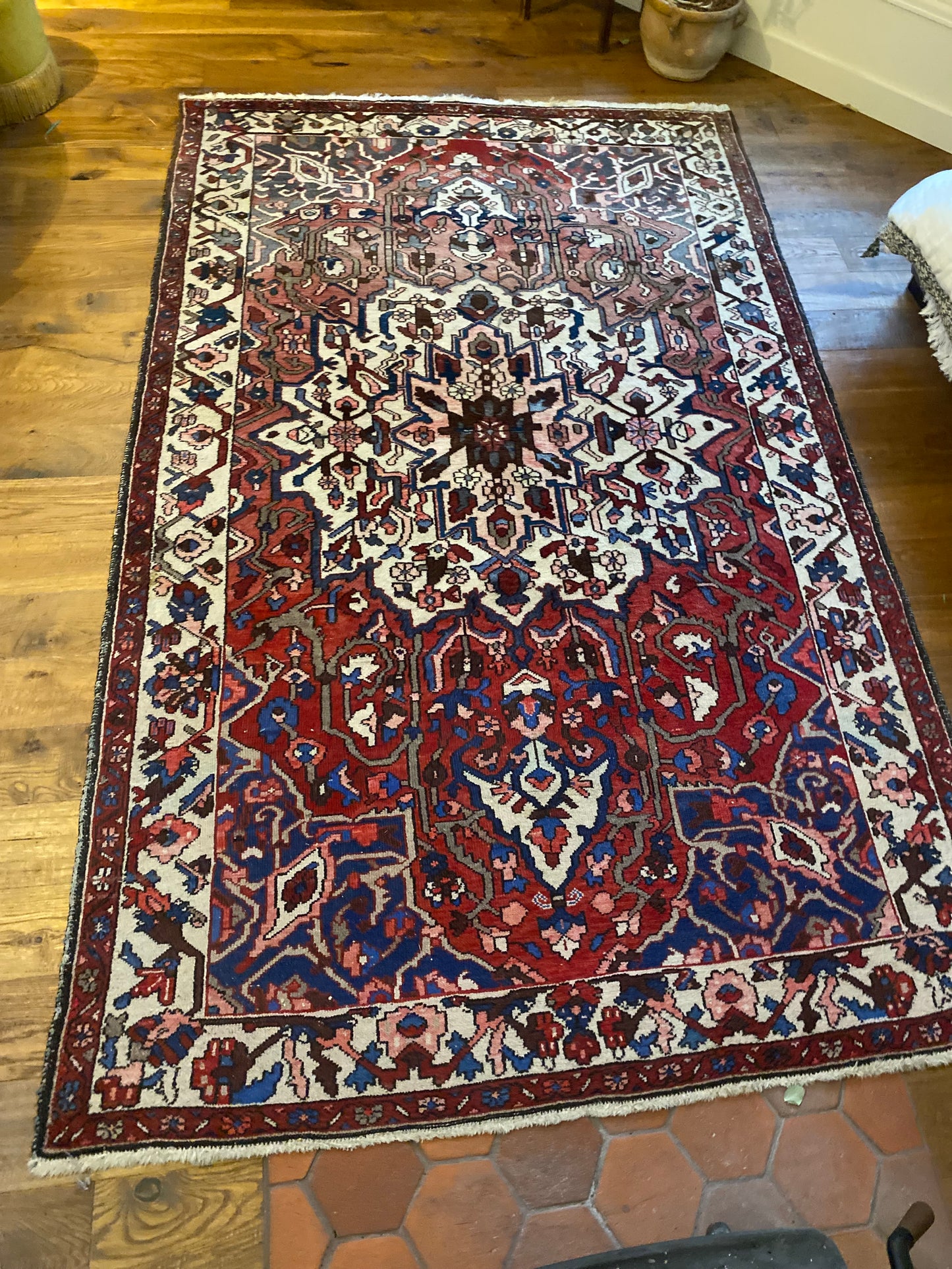 Tapis ancien en laine tissée à motif oriental