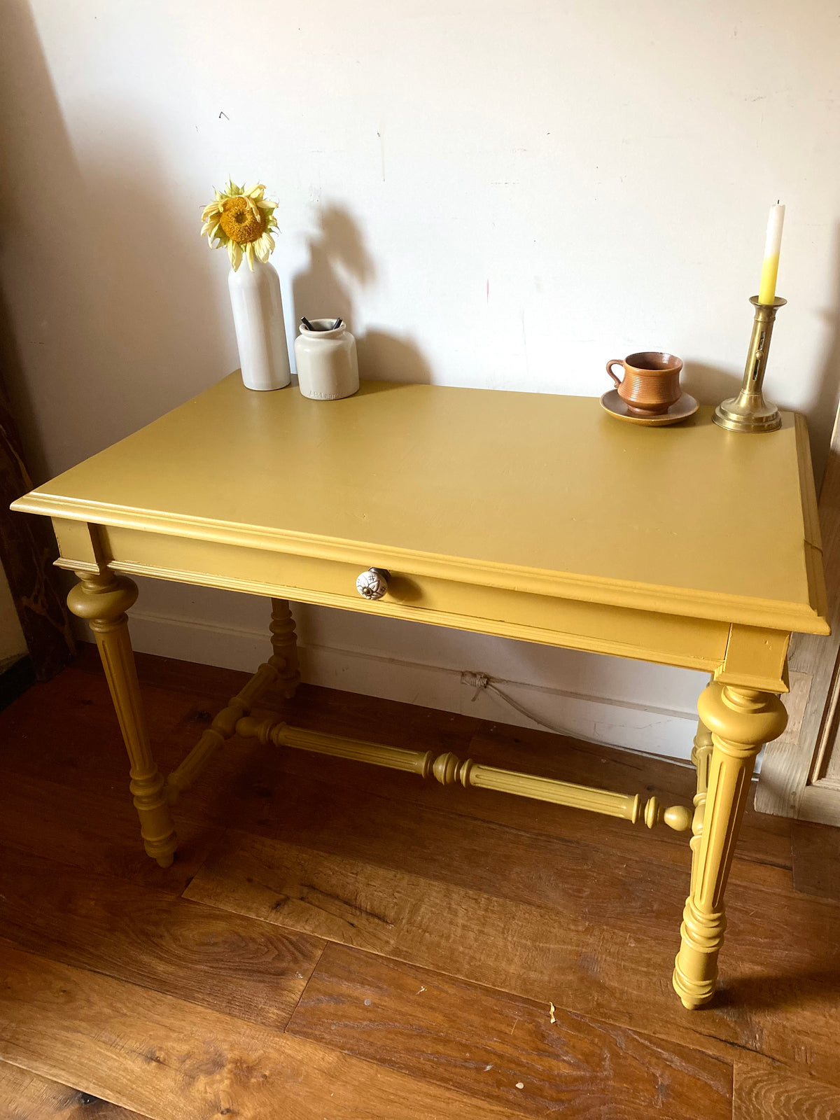 Table bureau fin XIXe peinte moutarde, entretoise tournée