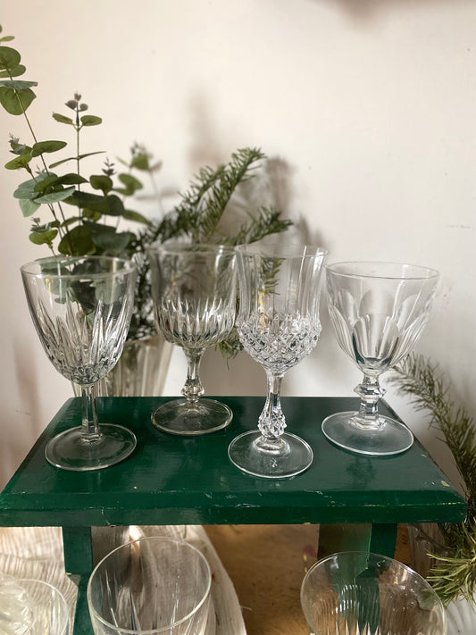 Élégant service de 8 verres à pied dépareillés