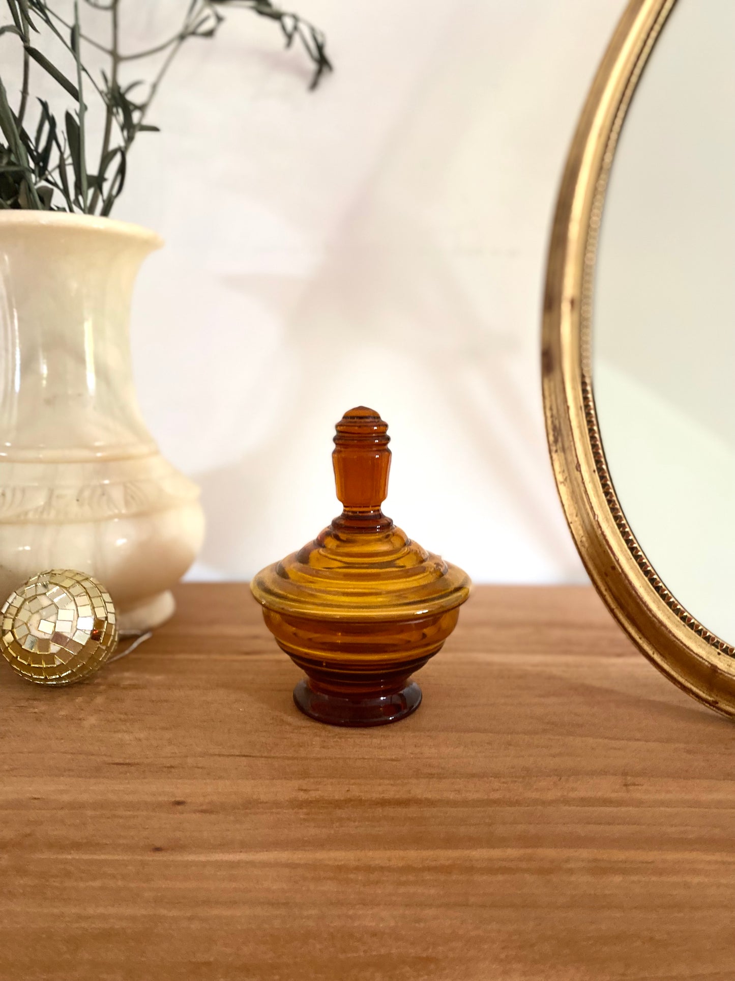 Petit pot à poudre en verre ambré vintage