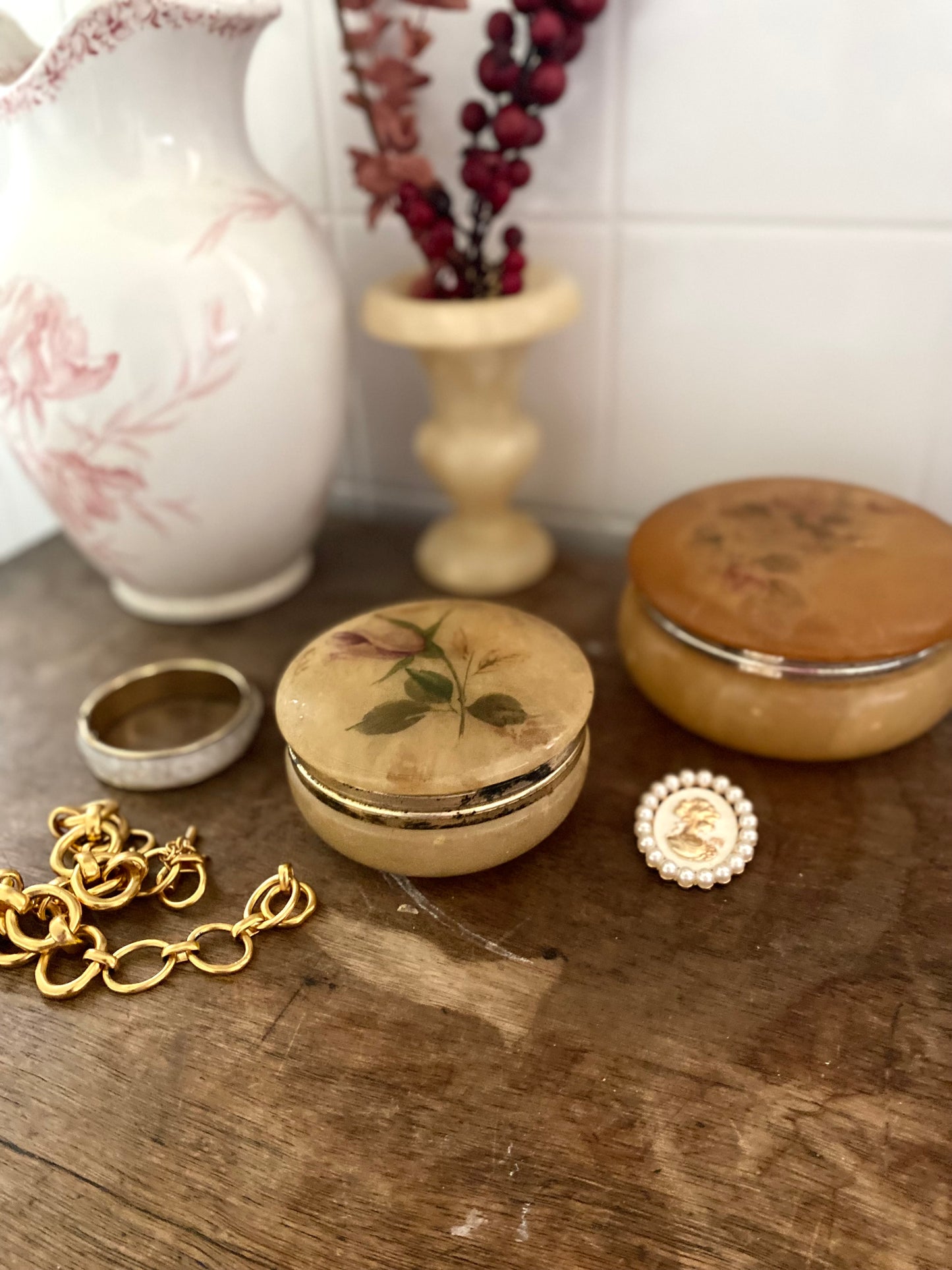 Alice/ Boîte à bijoux en albâtre