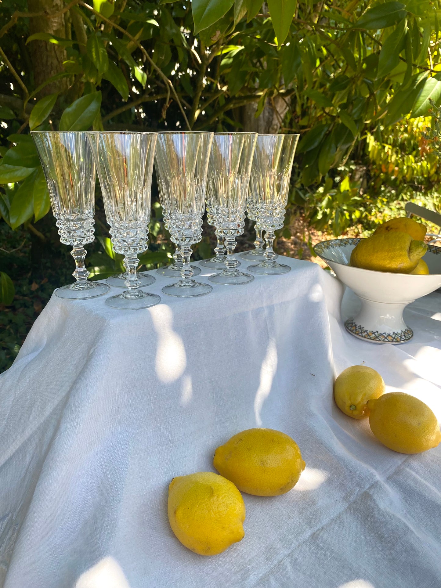 Service de 9 flûtes à champagne en cristal taillé, motif diamant.