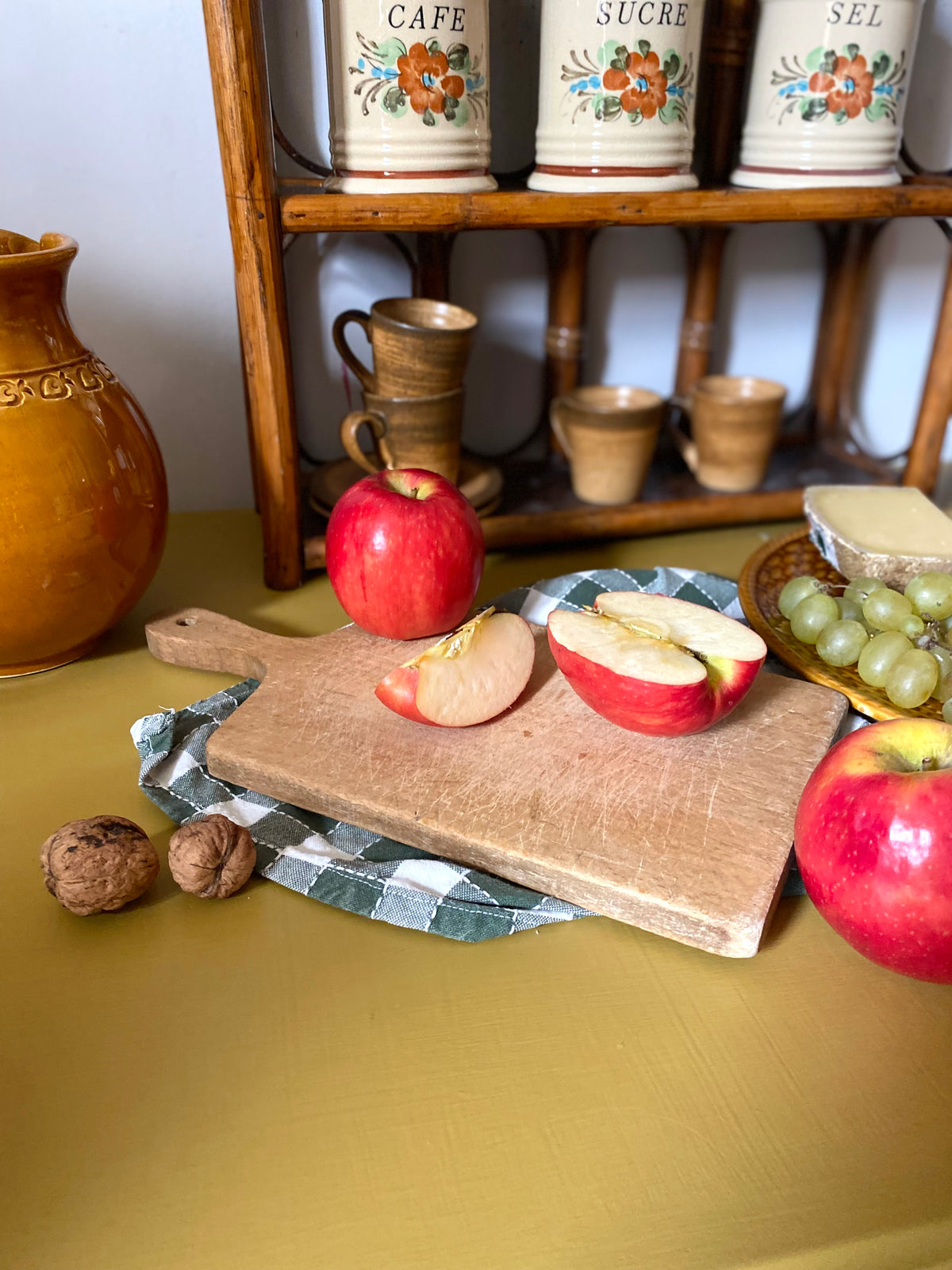Planche à découper ancienne en bois avec manche