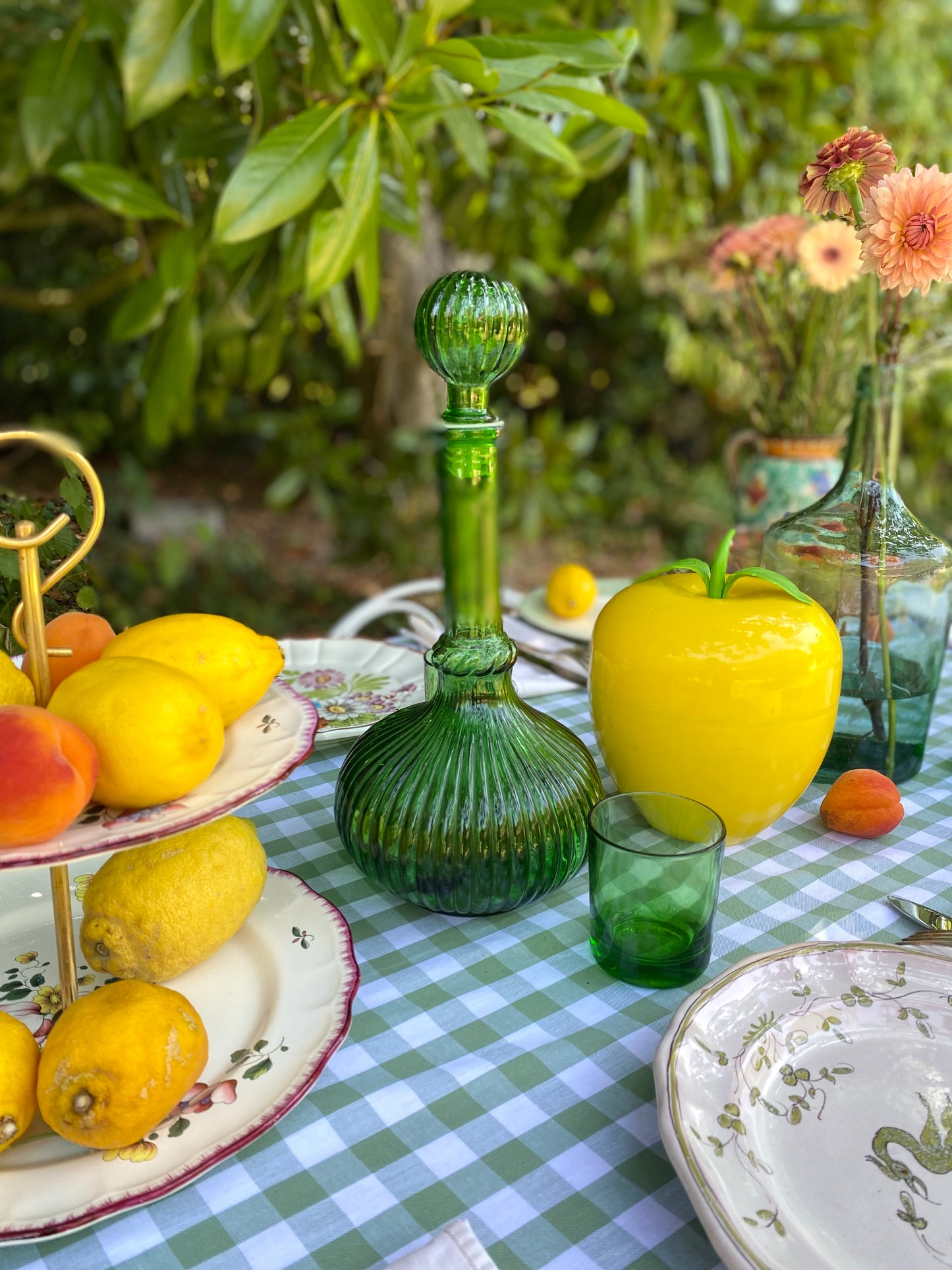 Carafe en verre côtelé vert émeraude, bouchon boule