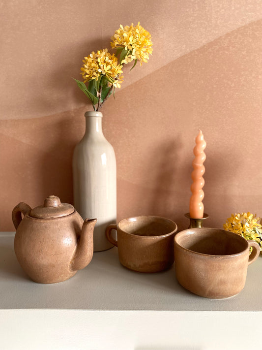 Duo de grandes tasses en grès ancien et leur théière