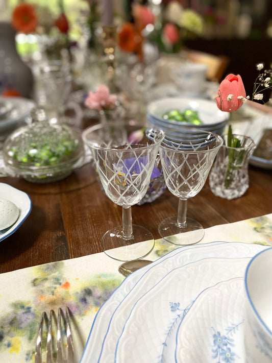 Service de verres anciens à pied en verre ciselé