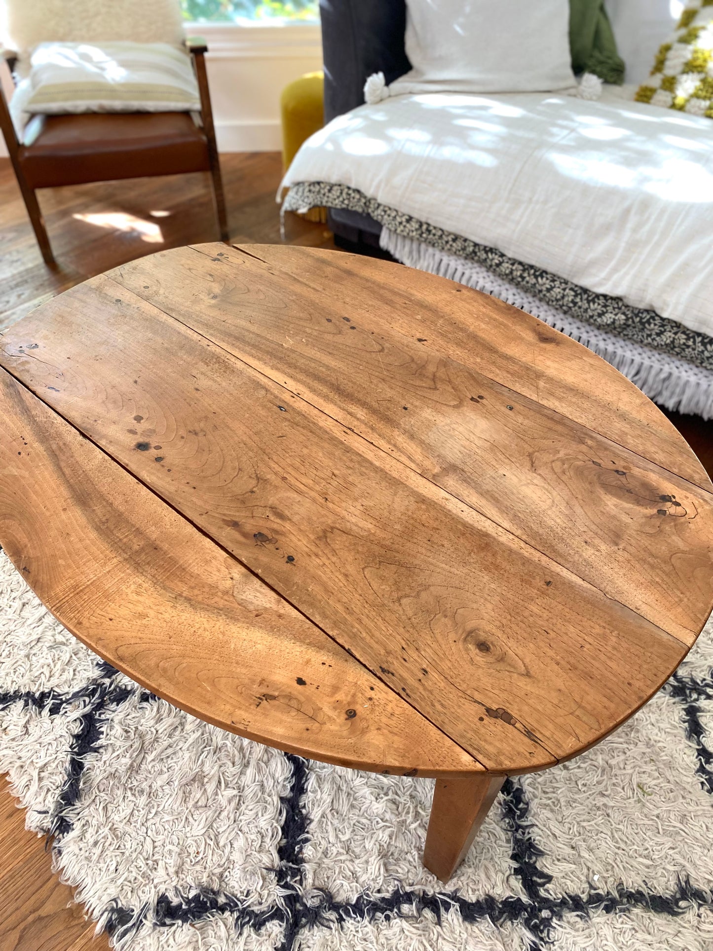 Table basse ancienne en noyer de 1900