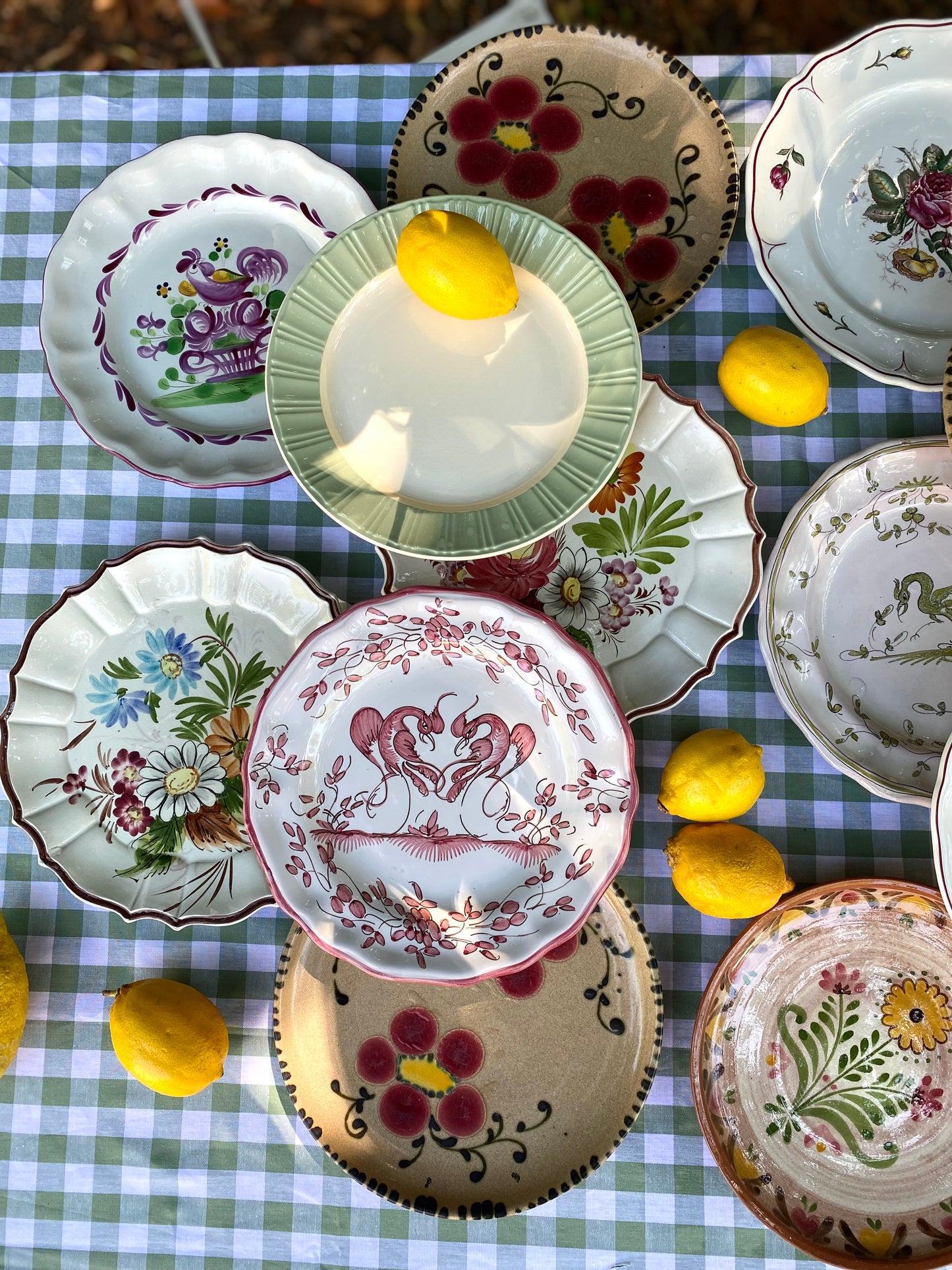 Exceptionnel ensemble de 15 grandes assiettes dépareillées
