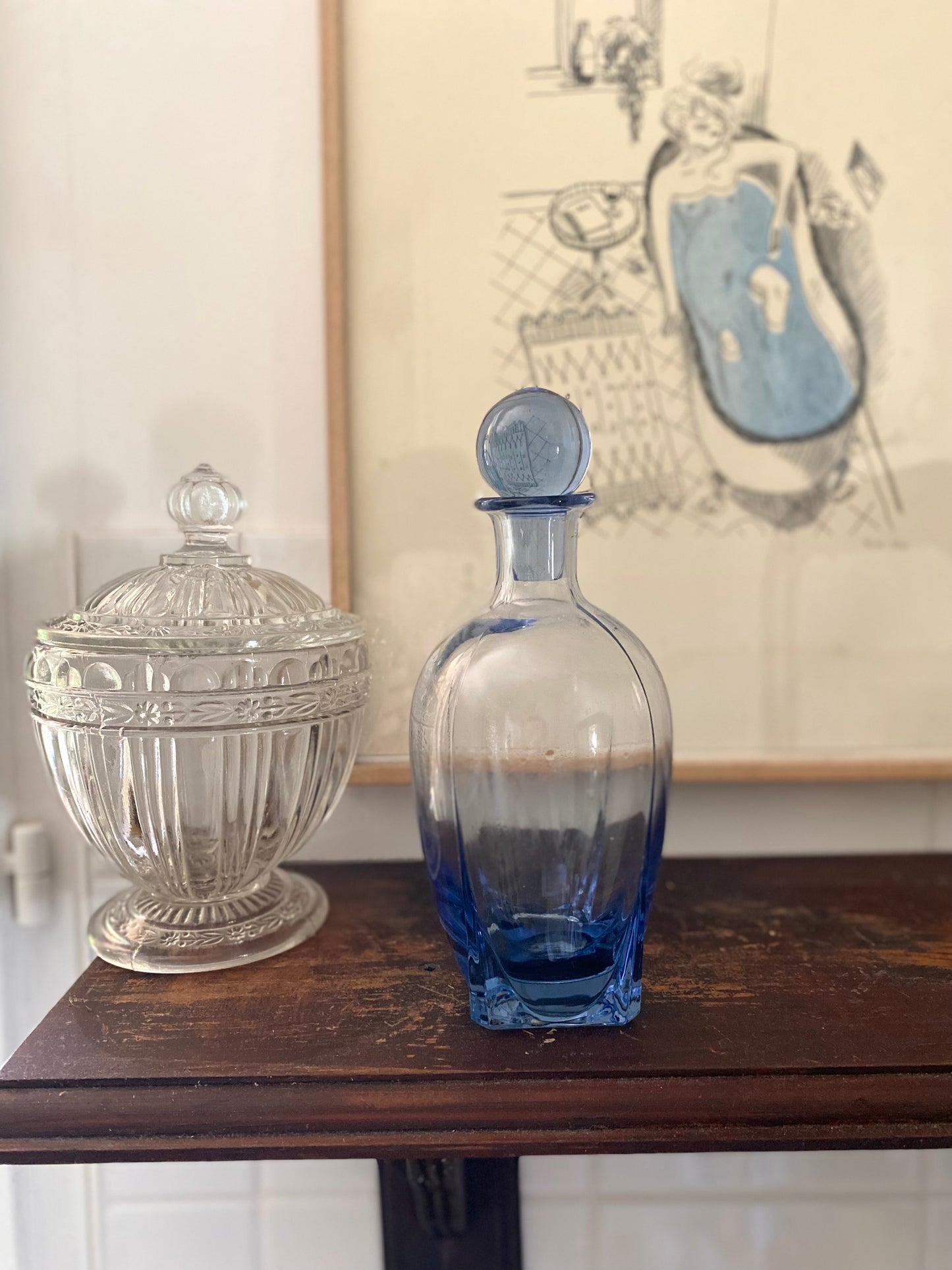 Carafe à liqueur en verre bleu soufflé — bouchon boule