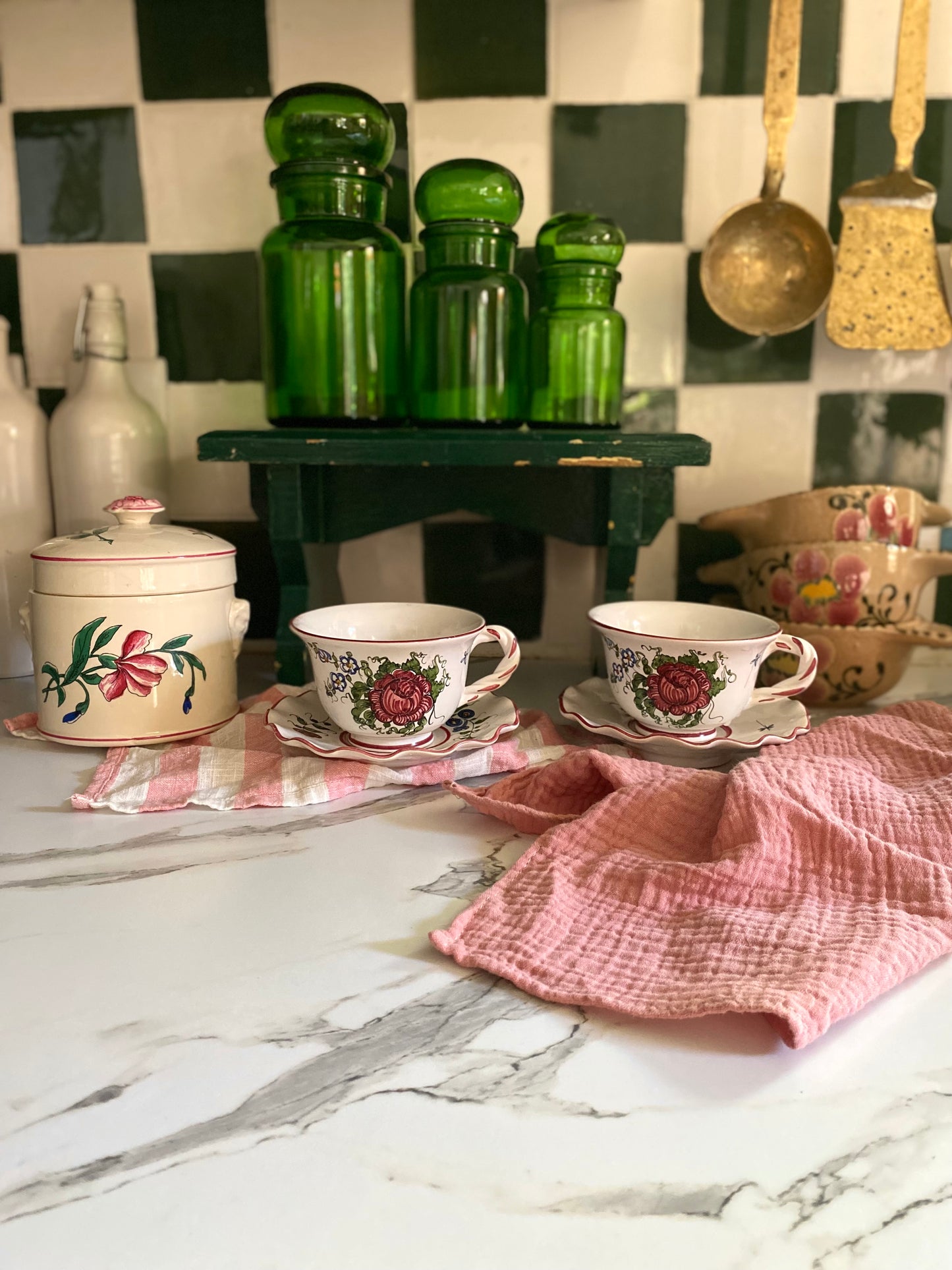 Duo de tasses en faïence ancienne