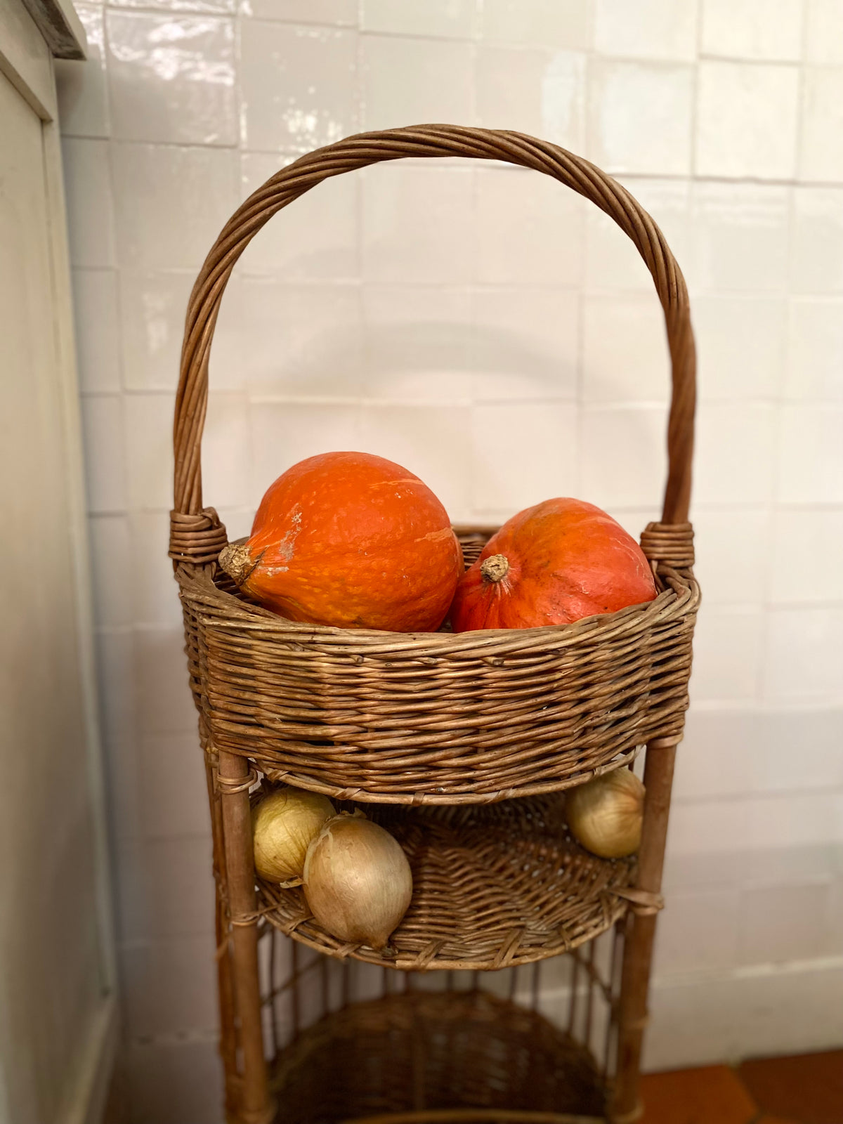 Panier en osier à trois niveaux avec anse haute, vintage