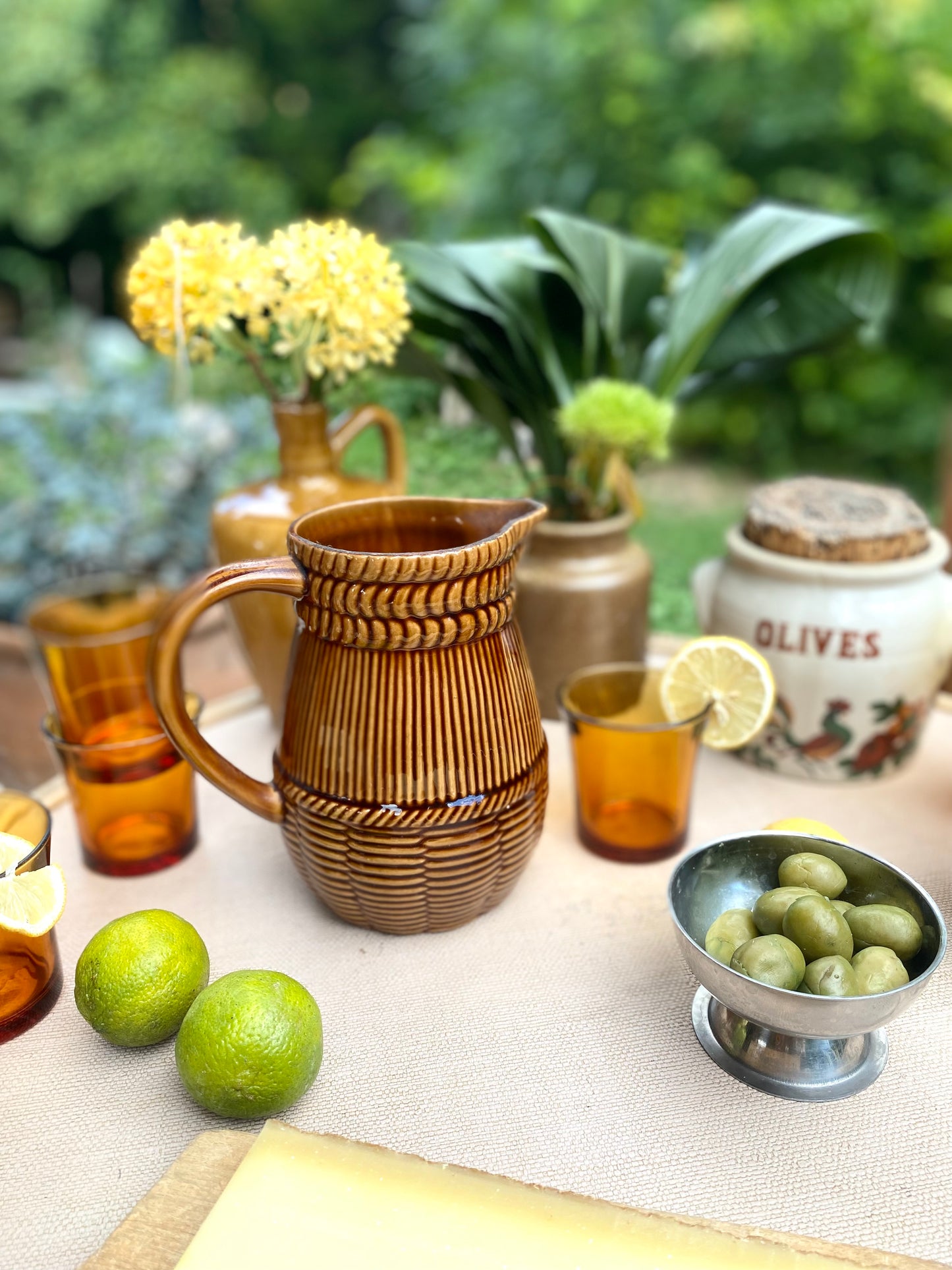 Pichet en céramique ancienne