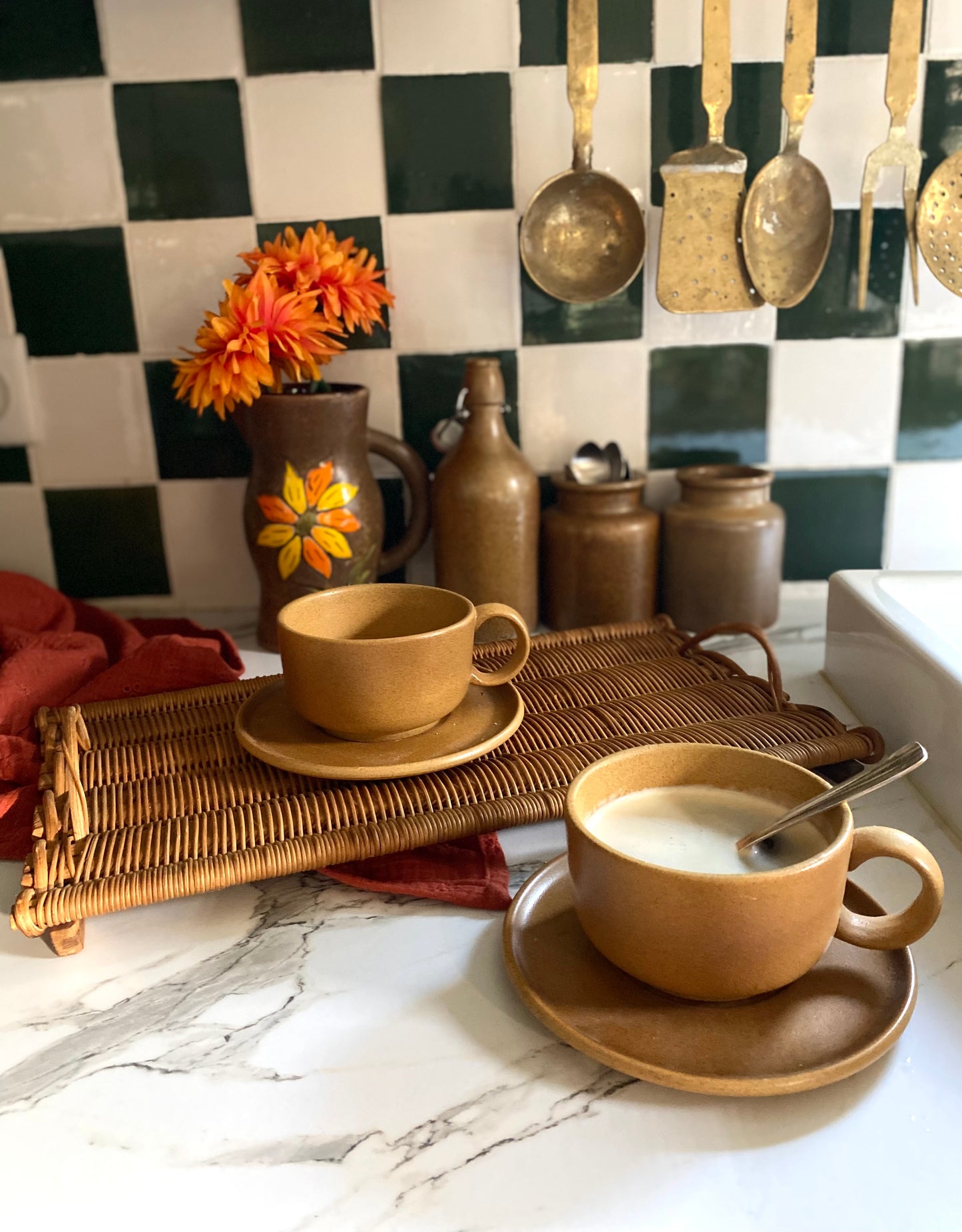 Duo de grandes tasses en grès ancien et leur plateau