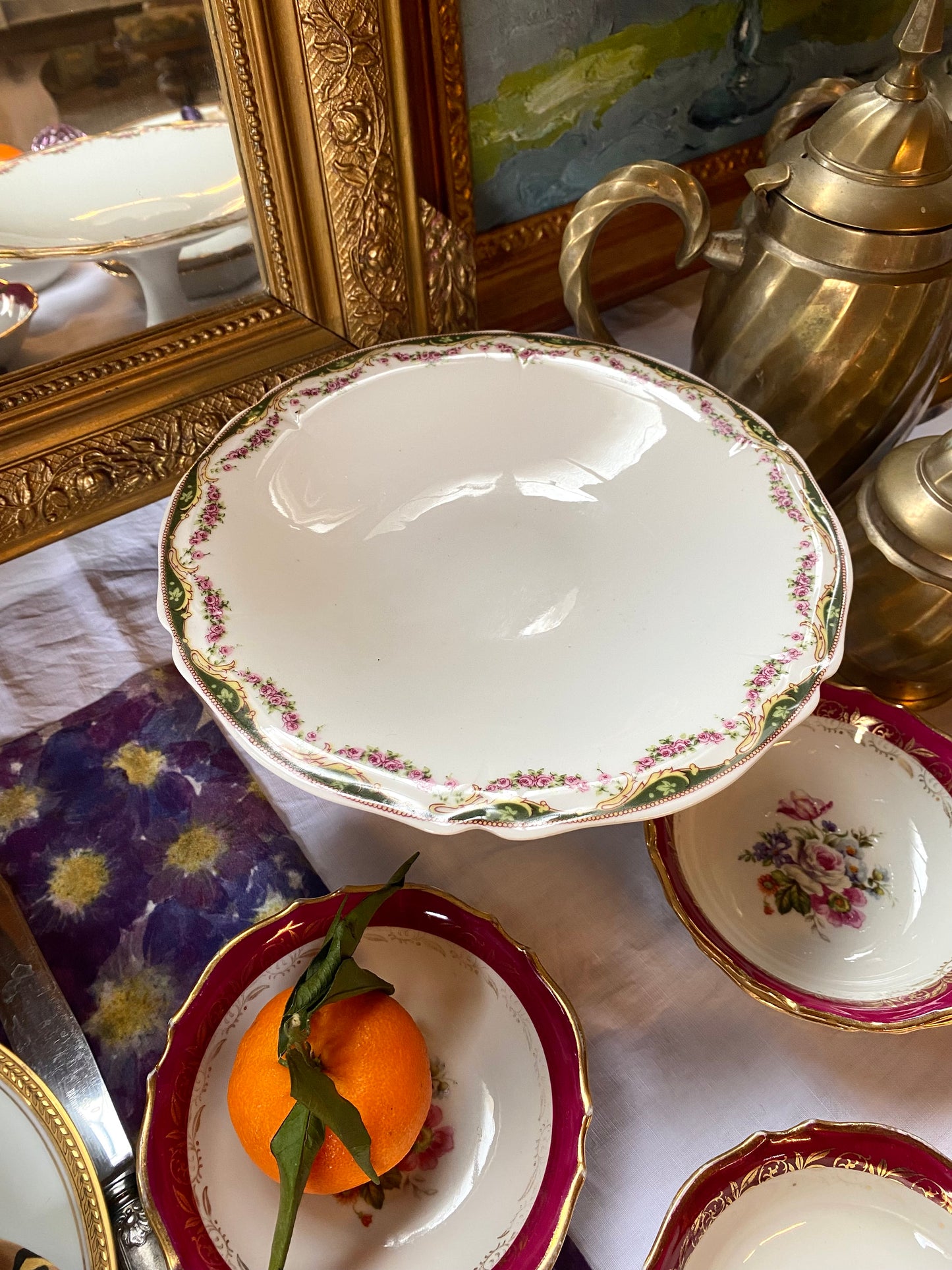 Plat sur pied en faïence ancienne